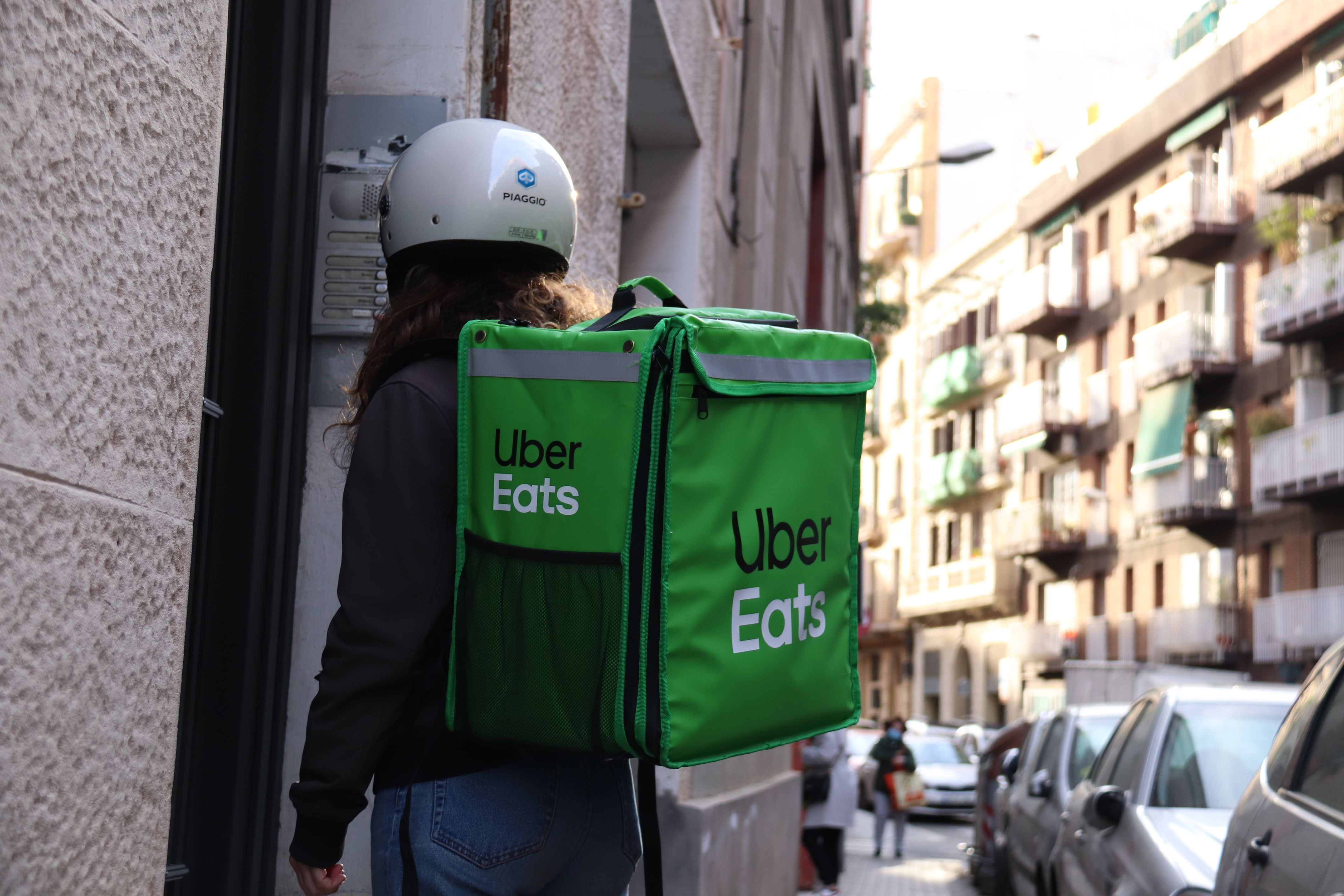 Uber Eats ha acordat amb UGT la millora de la seguretat laboral dels repartidors