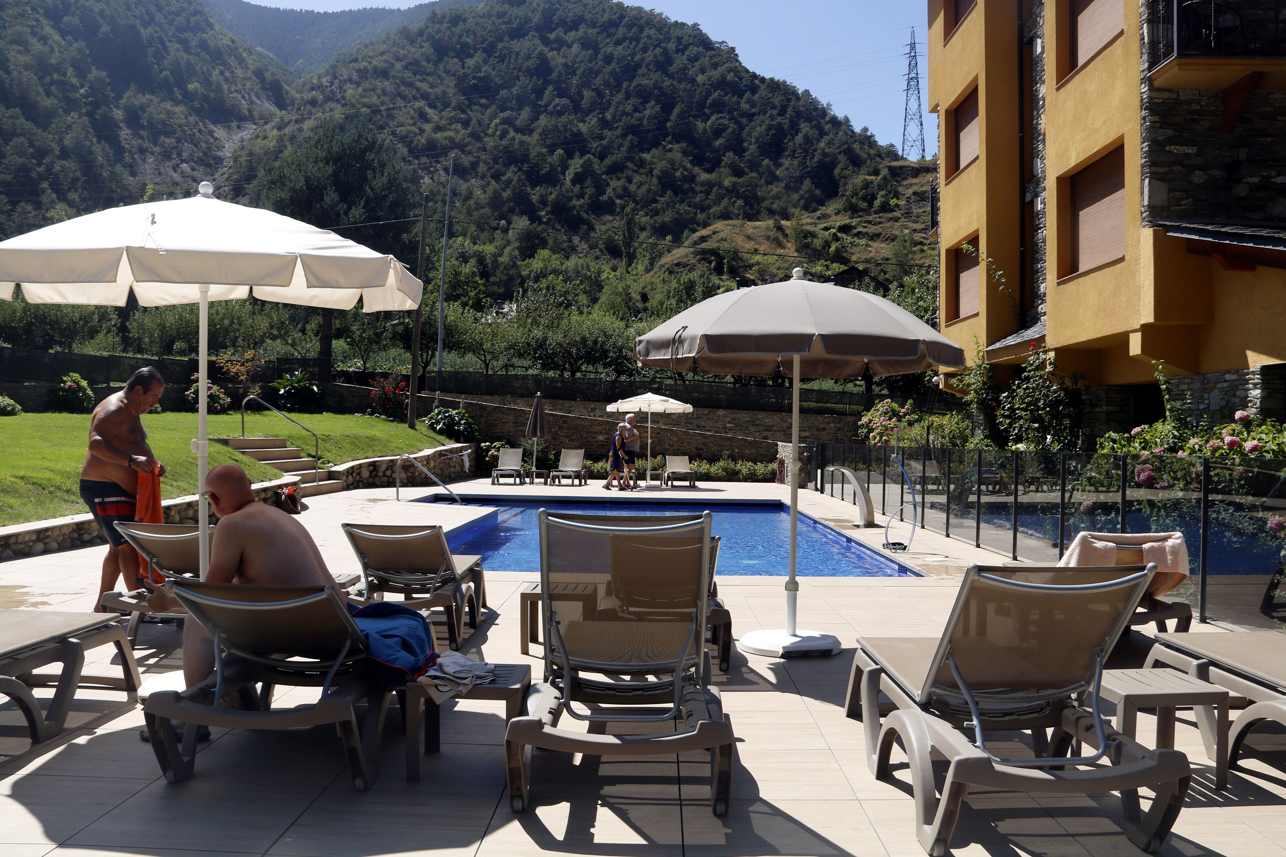 Turistas en la piscina de un hotel en el Pallars Sobirà | ACN