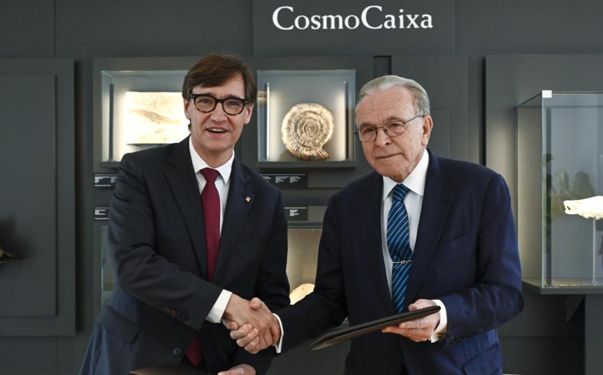 El president de la Generalitat de Catalunya, Salvador Illa, i el president de la Fundació ”la Caixa”, Isidre Fainé, durant la signatura de l'acord | Cedida