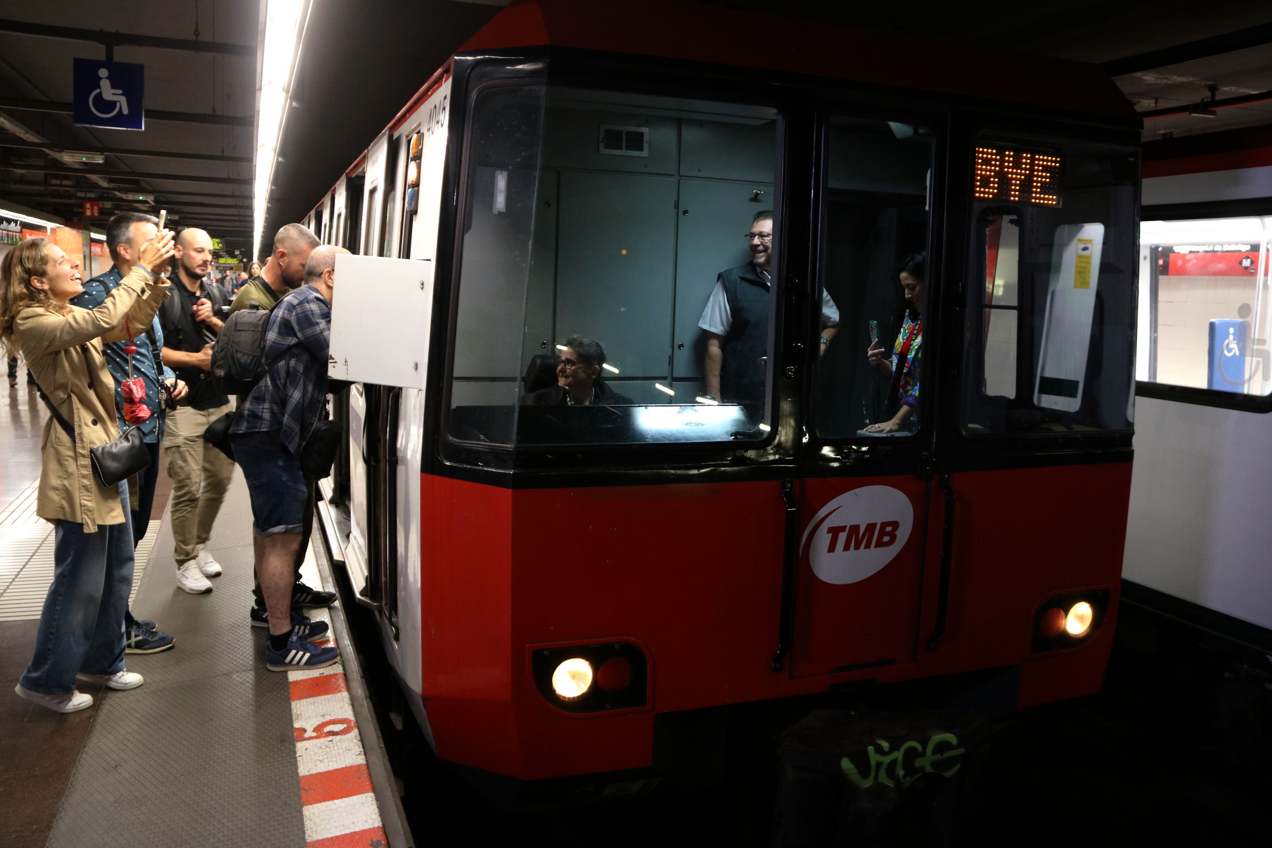 El comboi de la sèrie 4000, a punt de fer l'últim trajecte entre Hospital de Bellvitge i Fondo | ACN