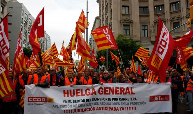 Manifestació per la vaga de transport per carretera davant de la seu de Foment del Treball | ACN