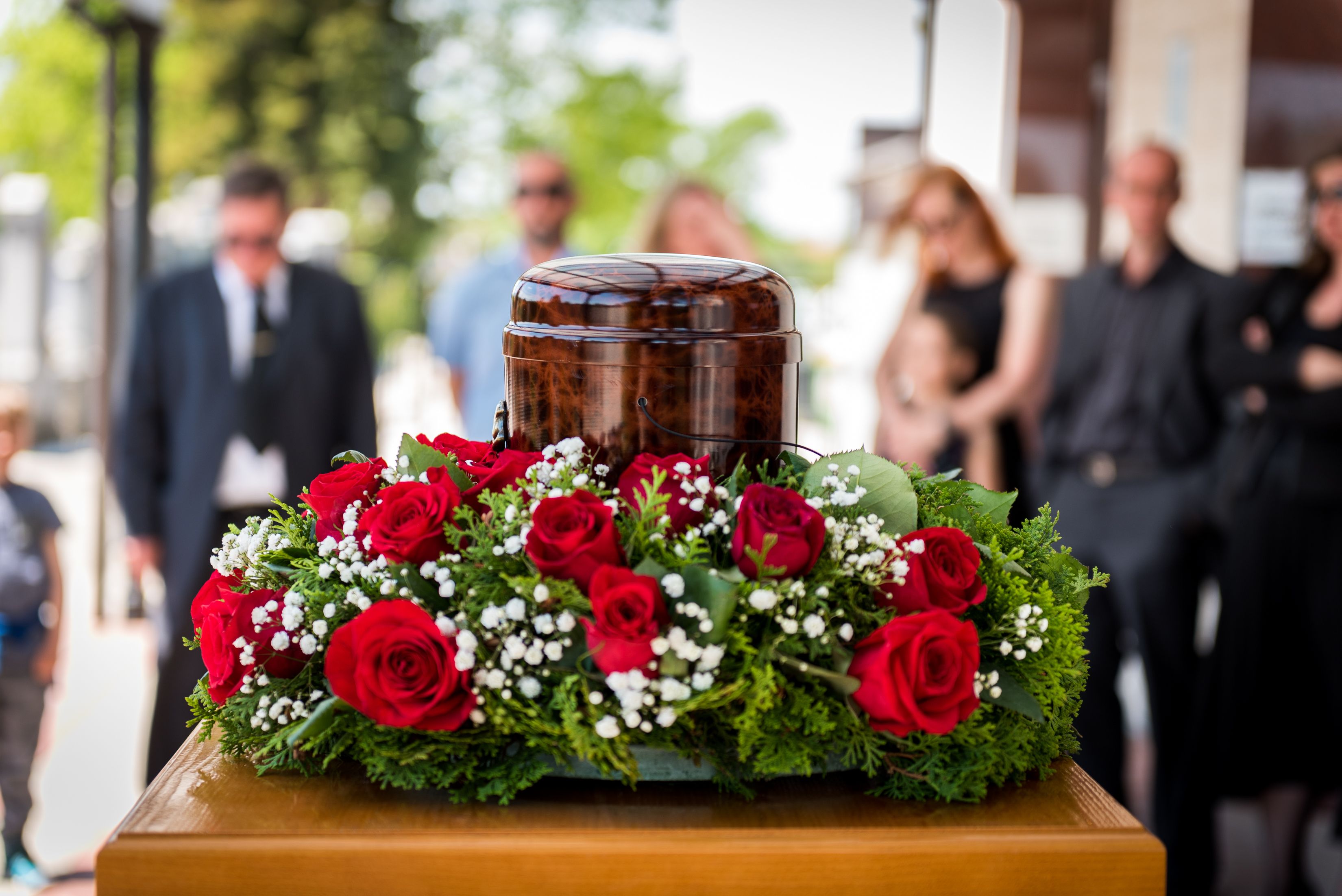 Funerària amb flors i cendres | iStock