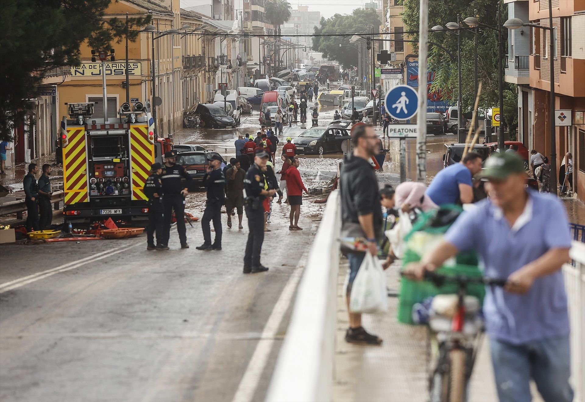 Bomberos tras el paso de la DANA por el barrio de la Torre de Valencia, a 30 de octubre de 2024 | EP