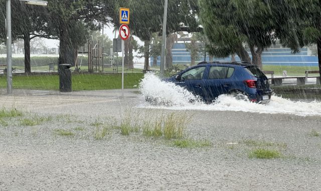 Un cotxe circulant pel Passeig Marítim de Castelldefels | ACN