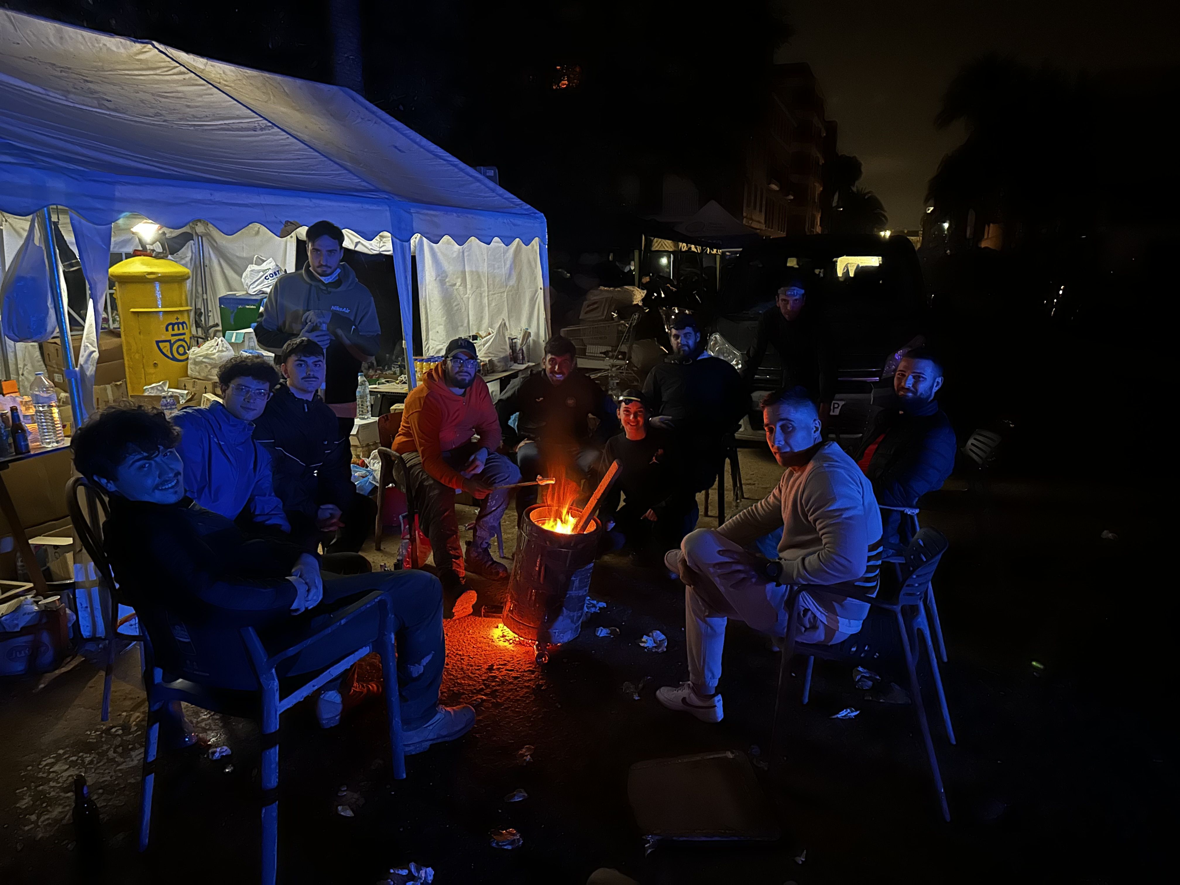 Grup de voluntaris al casc antic de Paiporta, la nit de dissabte | Carlos Rojas