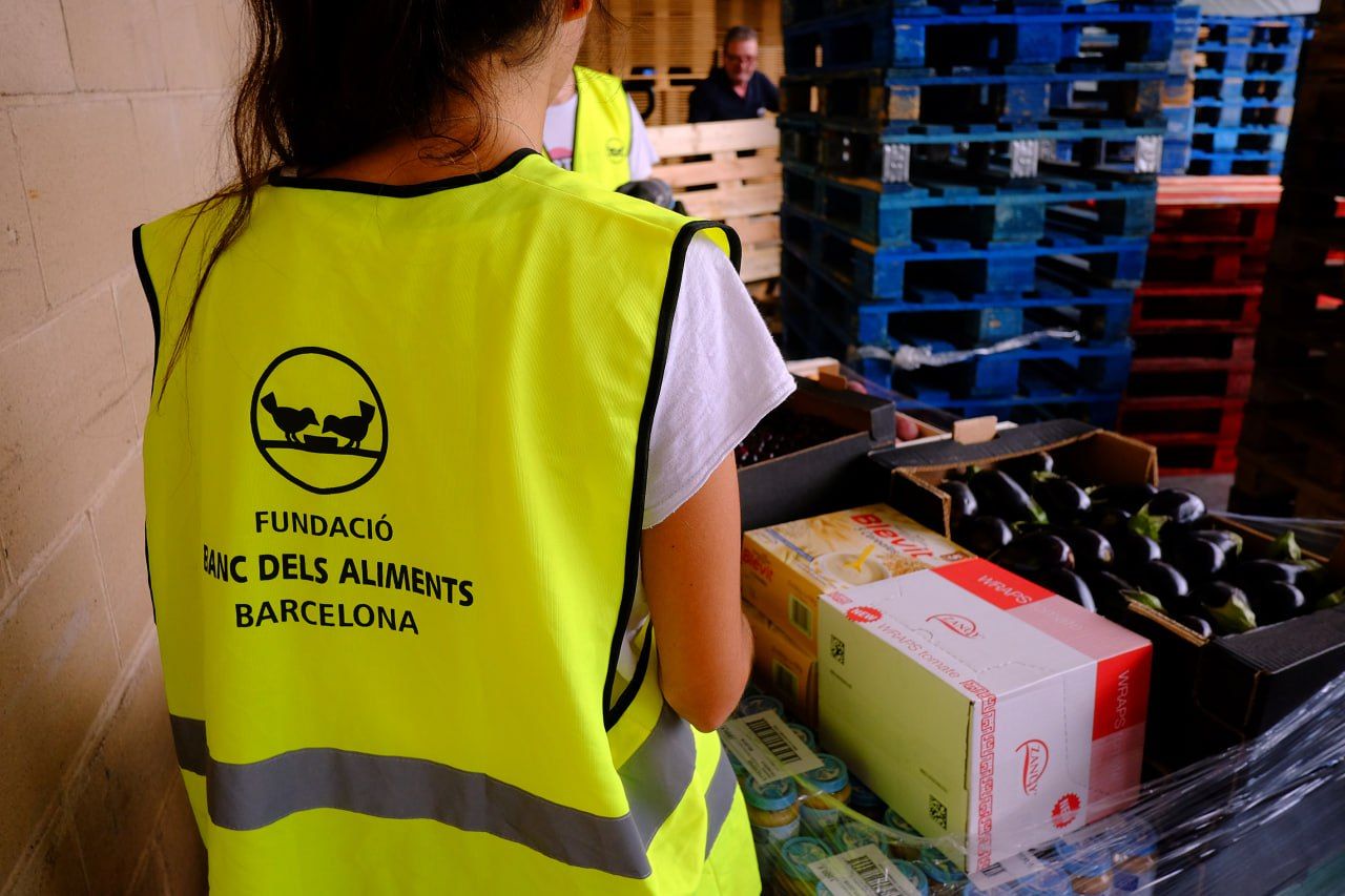 Una persona voluntària al Banc d’Aliments de Barcelona | Ajuntament de Barcelona