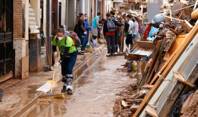 Diverses persones ajuden a treure fang a Aldaia | ACN