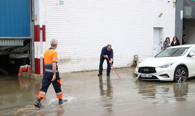 Magatzems plens d'aigua al polígon de la Llobatona, a Viladecans | ACN