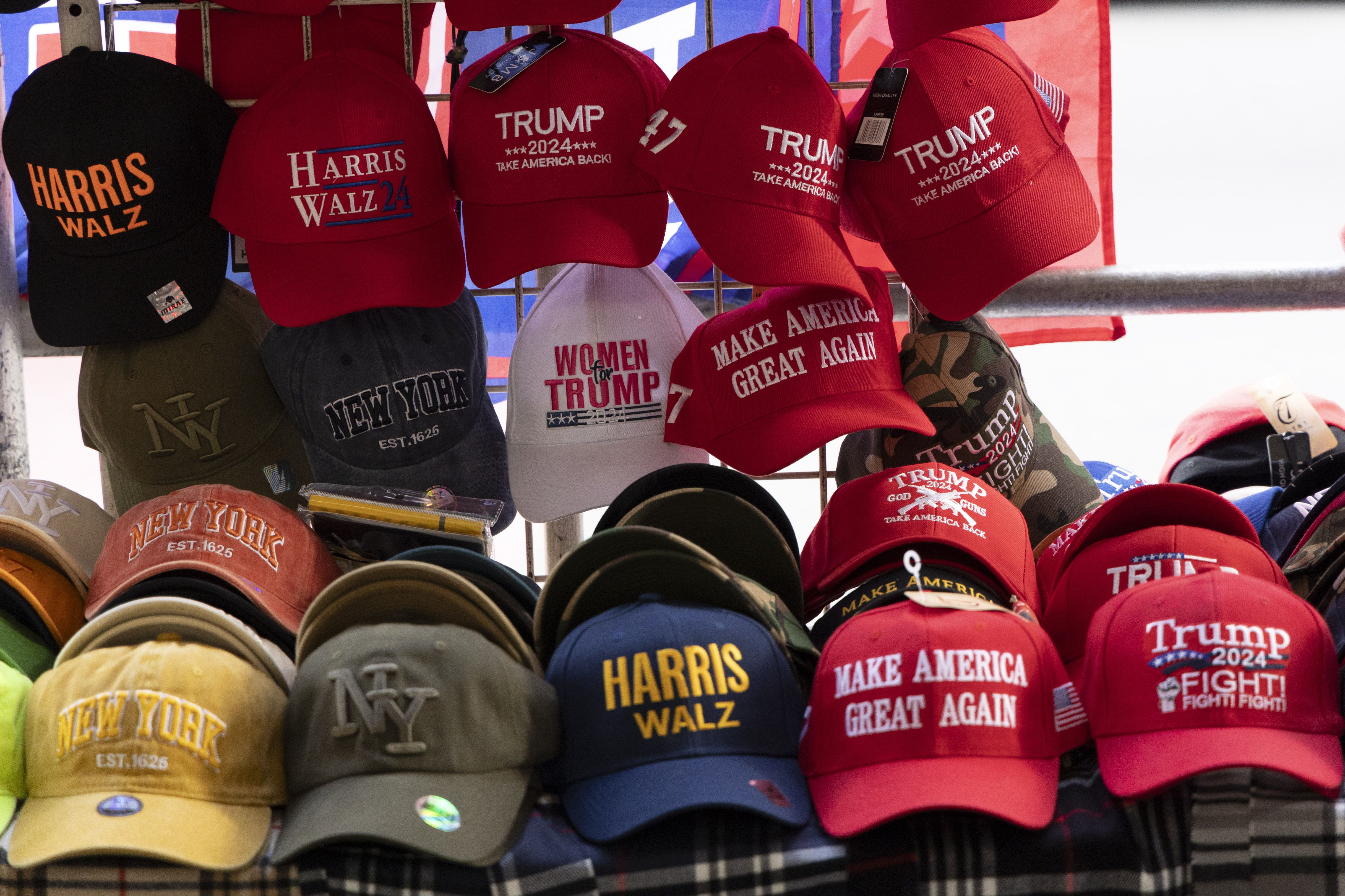 Tienda a pie de calle en Nueva York con gorras de los dos candidatos a la presidencia de Estados Unidos, Donald Trump y Kamala Harris | Europa press