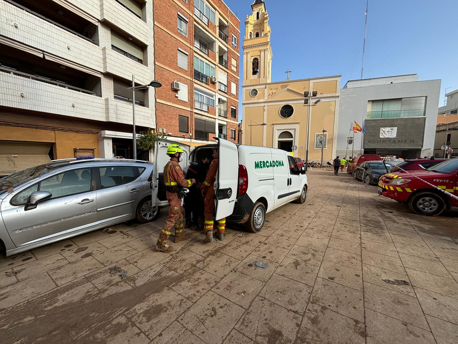 Equip de bombers fent ús d’un vehicle de Mercadona | Cedida