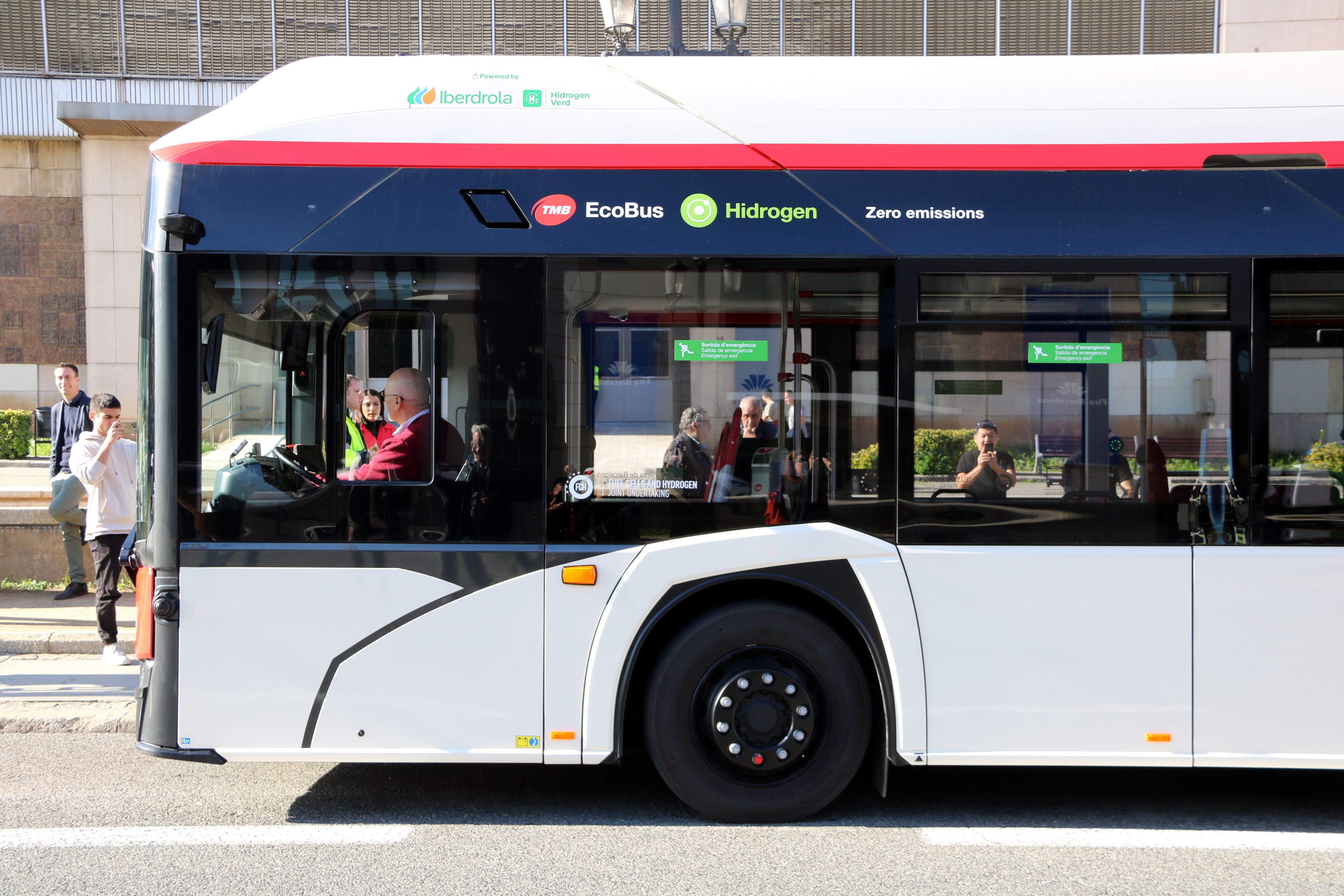 Els autobusos formen part dels 46 vehicles d'hidrogen adquirits per TMB, un 5% del total de la flota | ACN