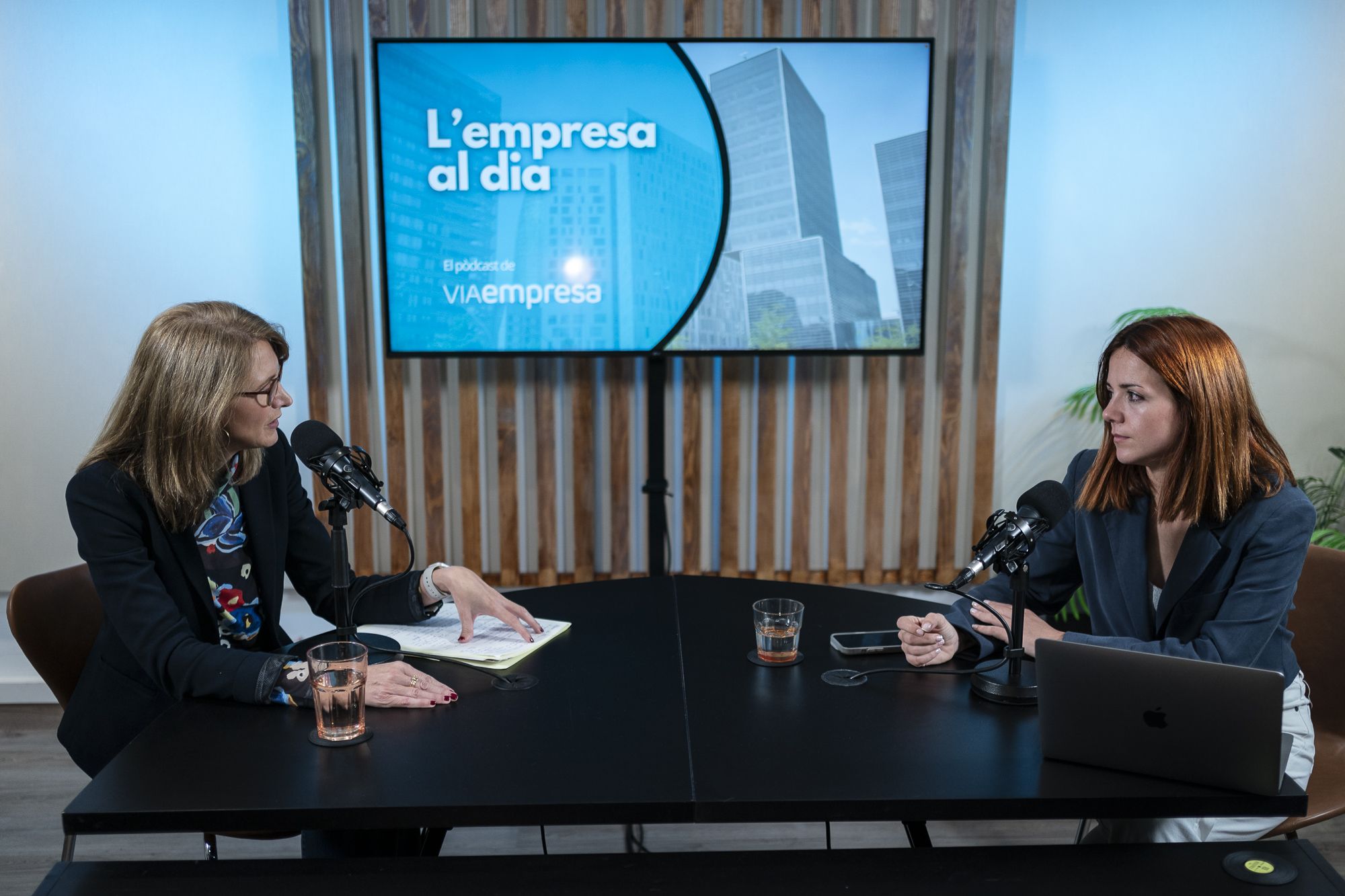 Carme Poveda, directora de Análisis Económico de la Cambra de Comerç de Barcelona y Elena Busquets, directora de VIA Empresa | Mireia Comas