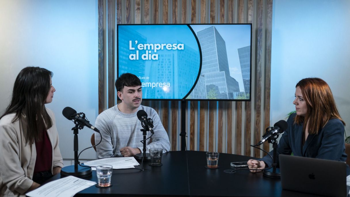 Gemma Fontseca, Carlos Rojas i Elena Busquets, durant el pòdcast de L'empresa al dia | Mireia Comas