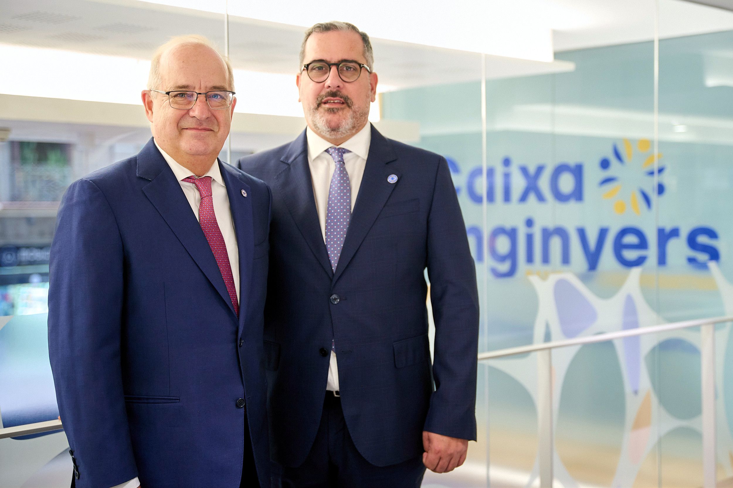 Juanjo Llopis, director general de Caixa d'Enginyers, con su predecesor, Joan Cavallé | ACN