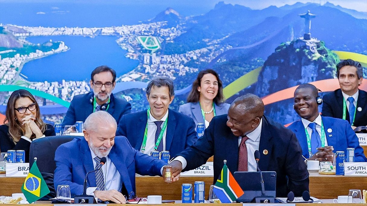 El president del Brasil, Luiz Inacio Lula da Silva, i el president de Sud-àfrica, Cyril Ramaphosa, assisteixen a una sessió plenària de la cimera del G20 | EP