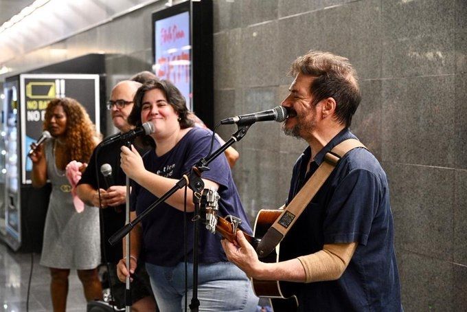 Un grup de músics toca al metro de Barcelona "José Alberto Carbonell, presidente del Puerto de Barcelona, ha destacado la importancia del OPS de la terminal de Grimaldi, haciendo énfasis en su proximidad a la ciudad de Barcelona. 'Con el OPS para ferris no solo haremos más sostenible la actividad portuaria, sino que contribuimos a mejorar la calidad del aire de la ciudad y disminuir el ruido donde podemos tener más impacto, en los muelles más cercanos al centro de la ciudad.'"