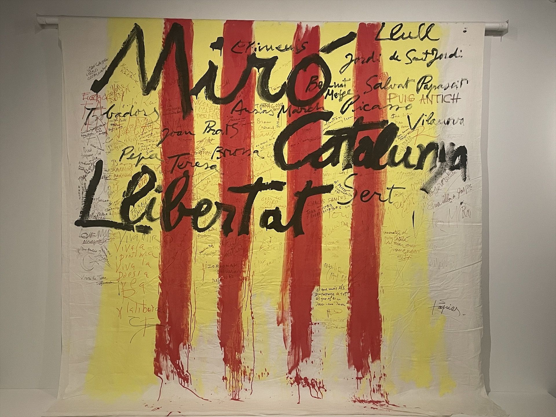 Llenç d'Antoni Tàpies en homenatge a Joan Miró, a l'exposició 'Tàpies. Art i activisme' al Museu d'Història de Catalunya | EP