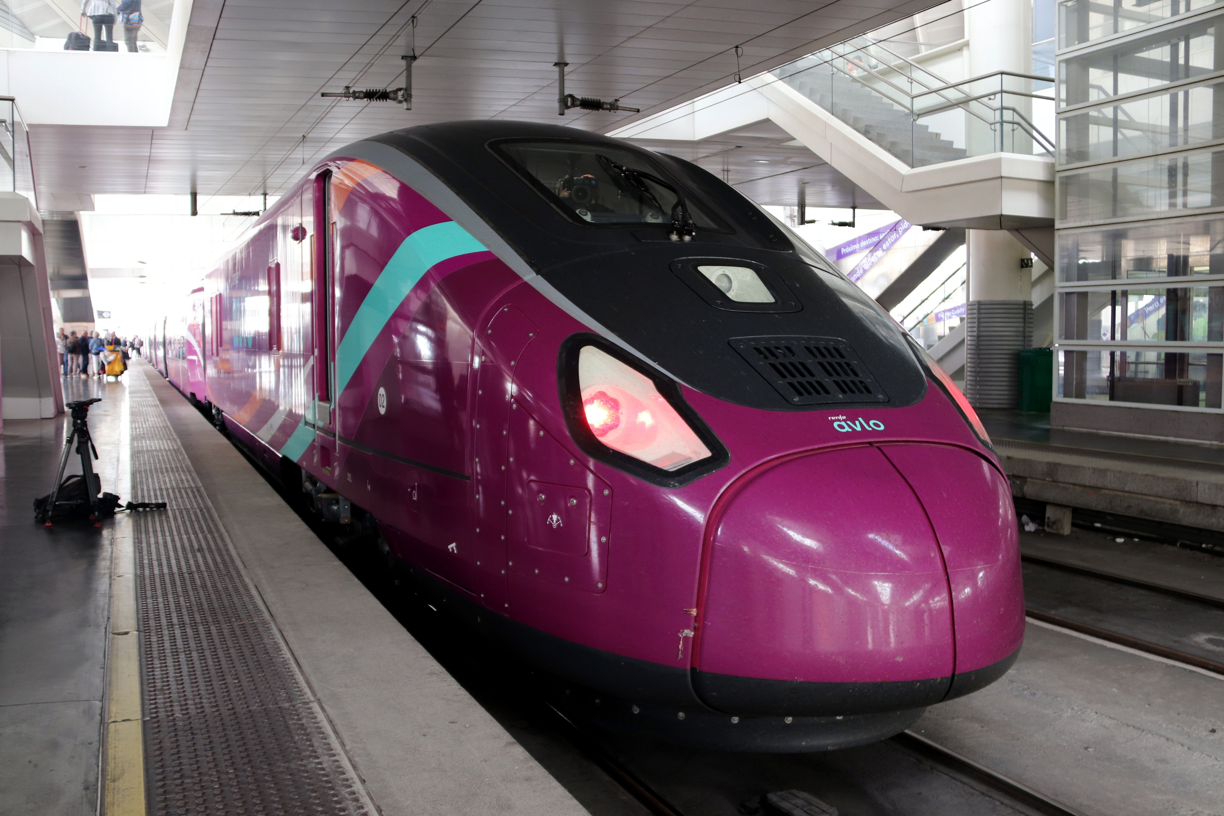 Un tren Avlo del model S106, els trens d'alta velocitat low cost de Renfe, a l'estació de Madrid | ACN