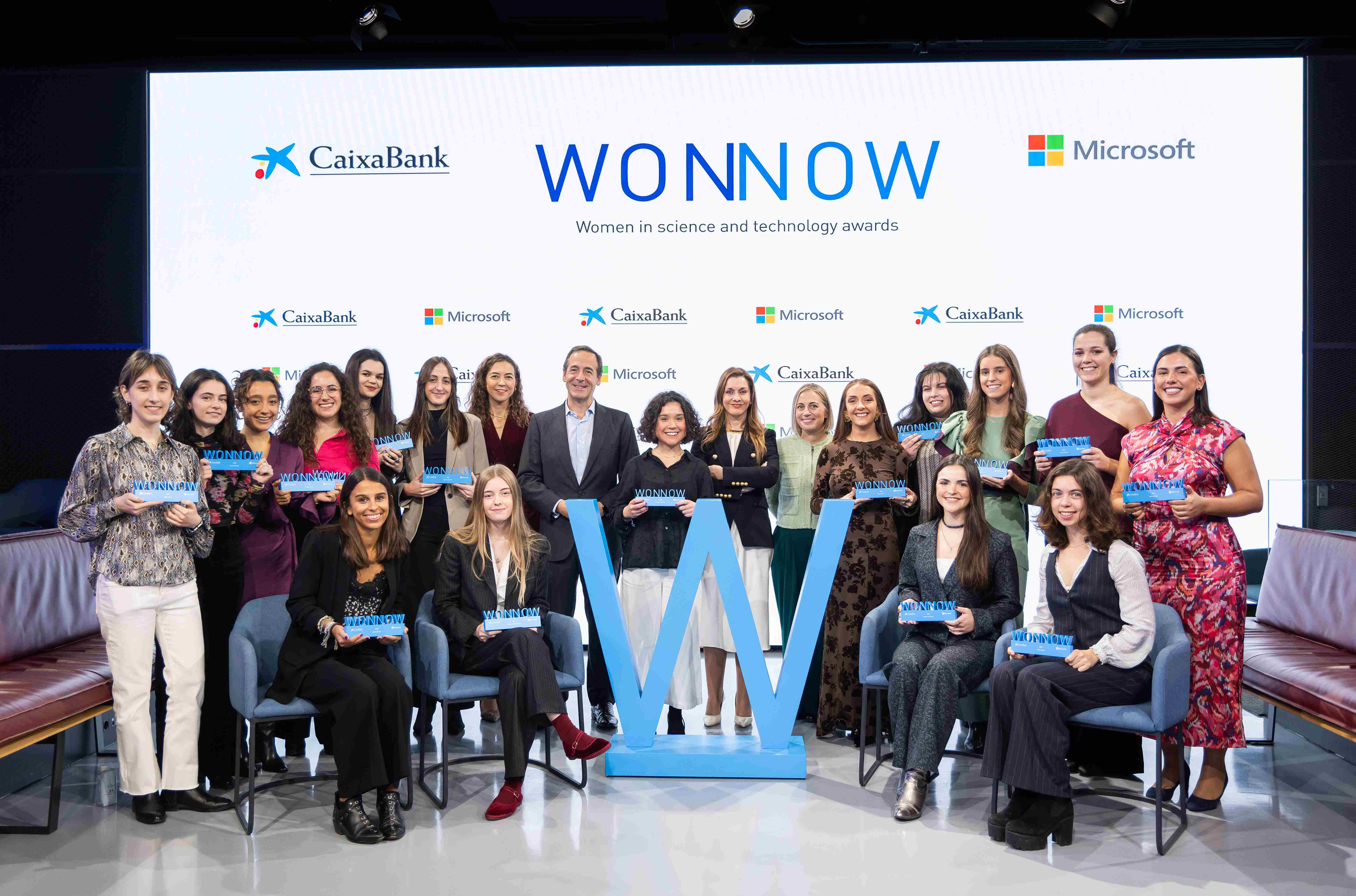 Ganadoras de la 7ª edición de los Premios WONNOW con representantes de CaixaBank y Microsoft | Cedida