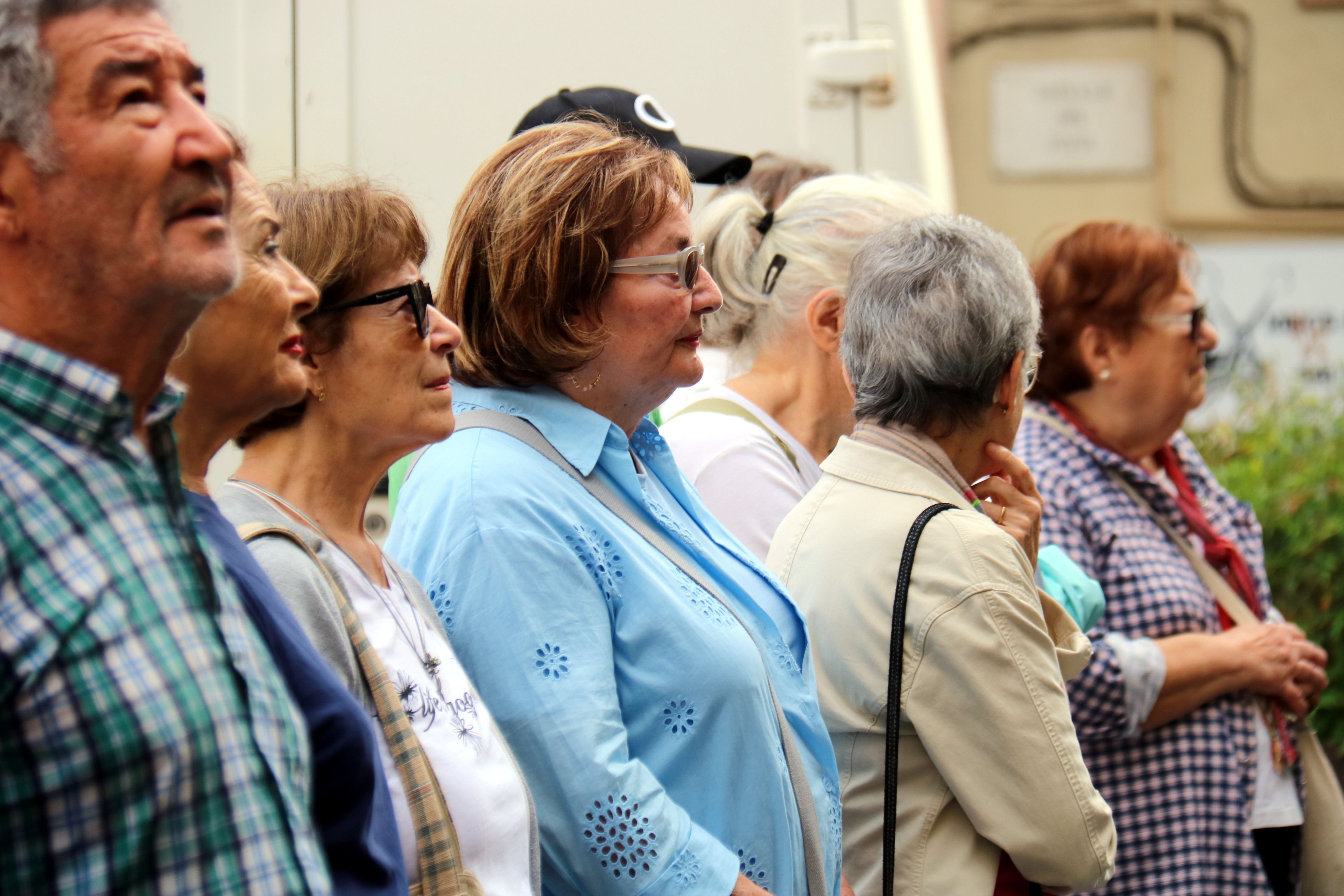 La gente mayor de Manresa se ha concentrado en la plaza Mayor para reclamar mejoras en la residencia de la Font dels Capellans y la construcción de la del Xup | ACN