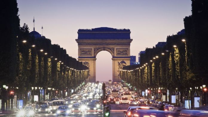 L'Avinguda dels Camps Elisis, a <apertium-notrans>París</apertium-notrans>, con el Arco de Triunfo al horizonte | iStock