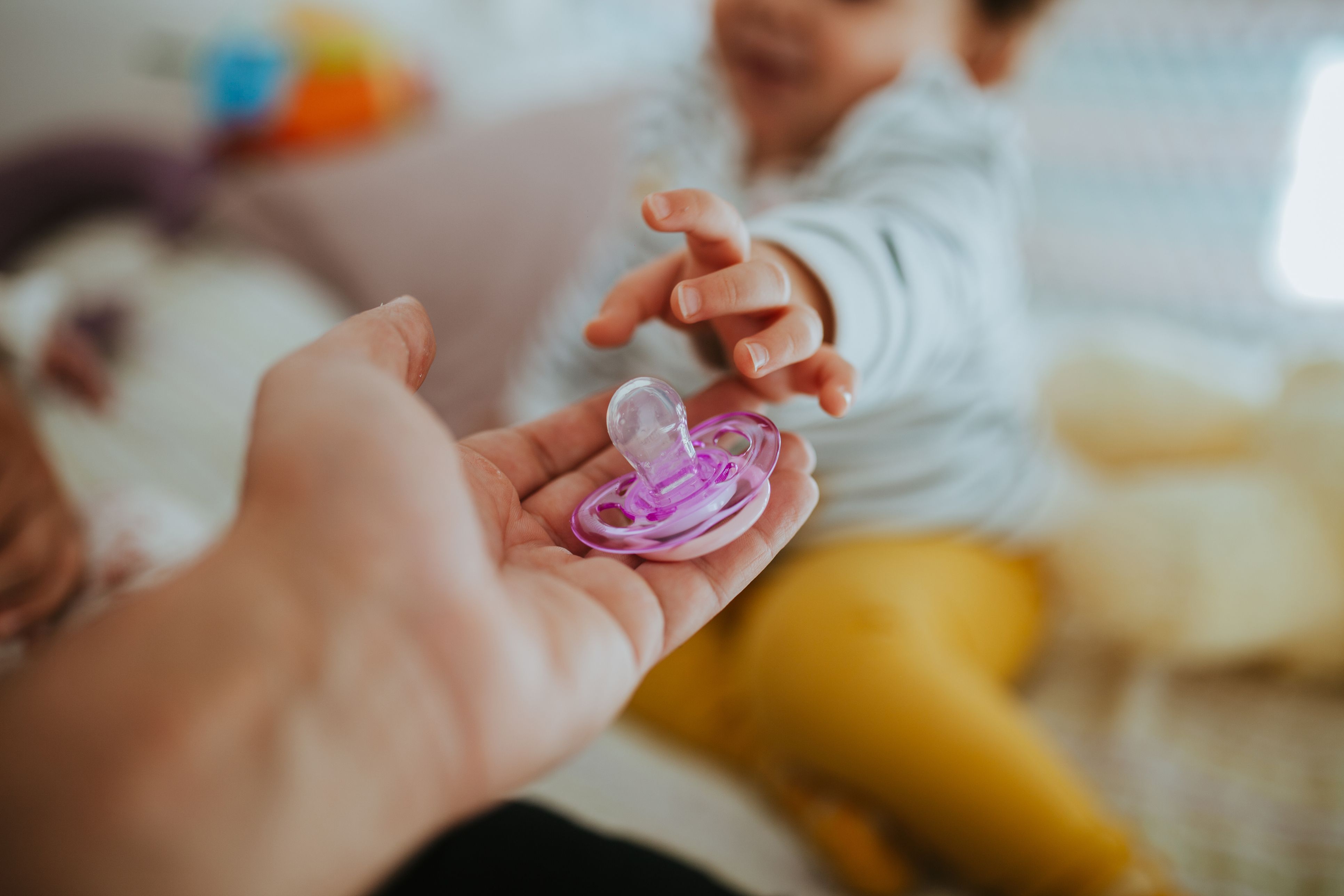 Un adulto criando a su niño | iStock