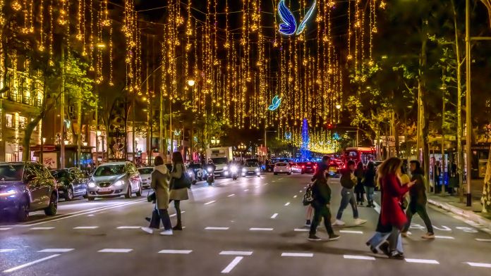 Barcelona compta amb 110 quilòmetres de carrers i places il·luminades, un 13% més que el 2023 | iStock