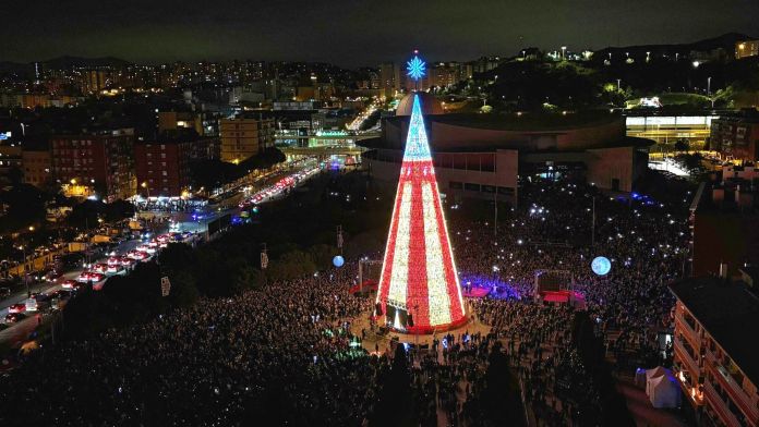 L'arbre de Nadal de Badalona, que ha homenatjat la ciutat de València | X (@Albiol_XG)