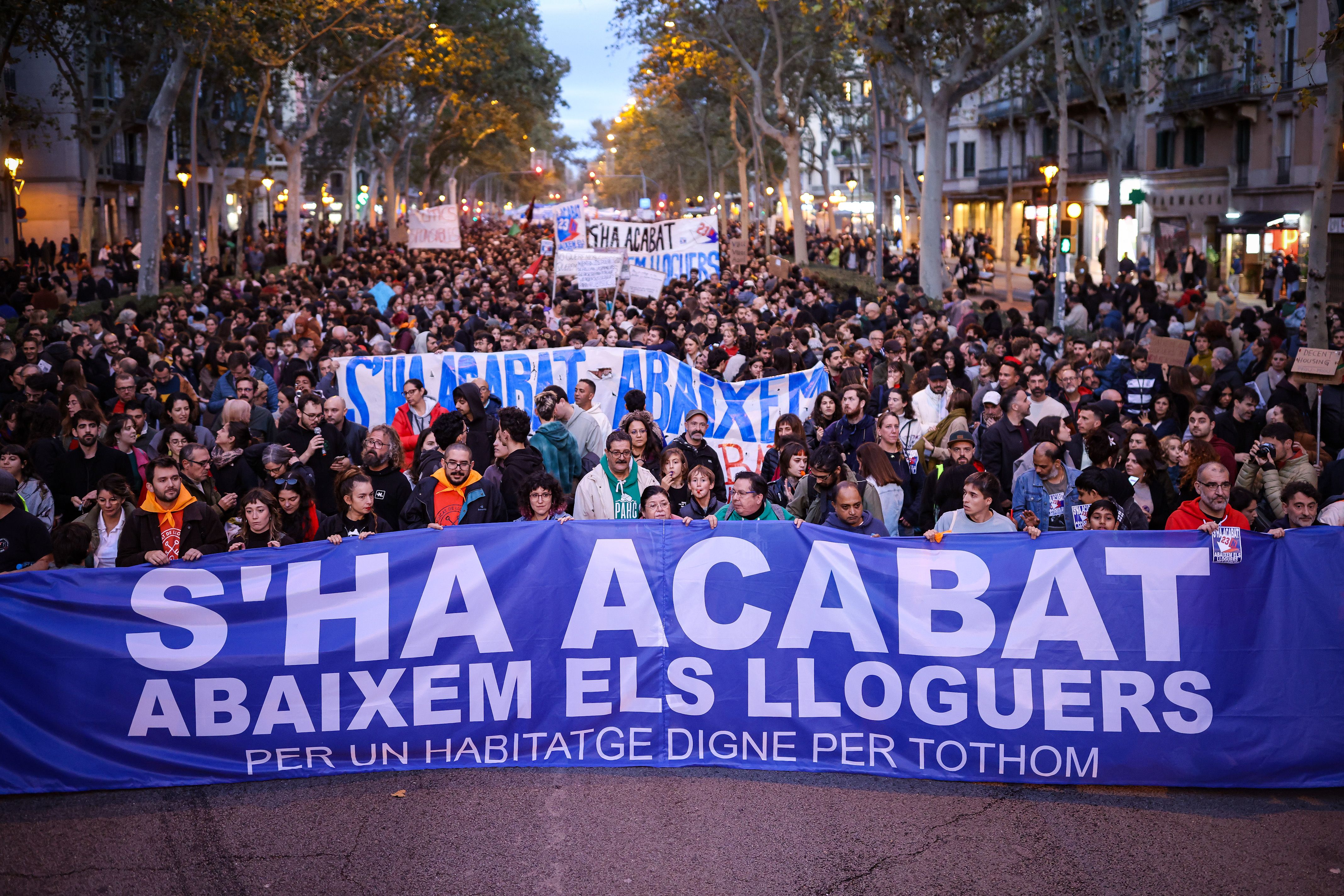 Cabecera de la manifestación a favor de una vivienda digna 'Se acabó. Bajamos los alquileres' en Barcelona | ACN