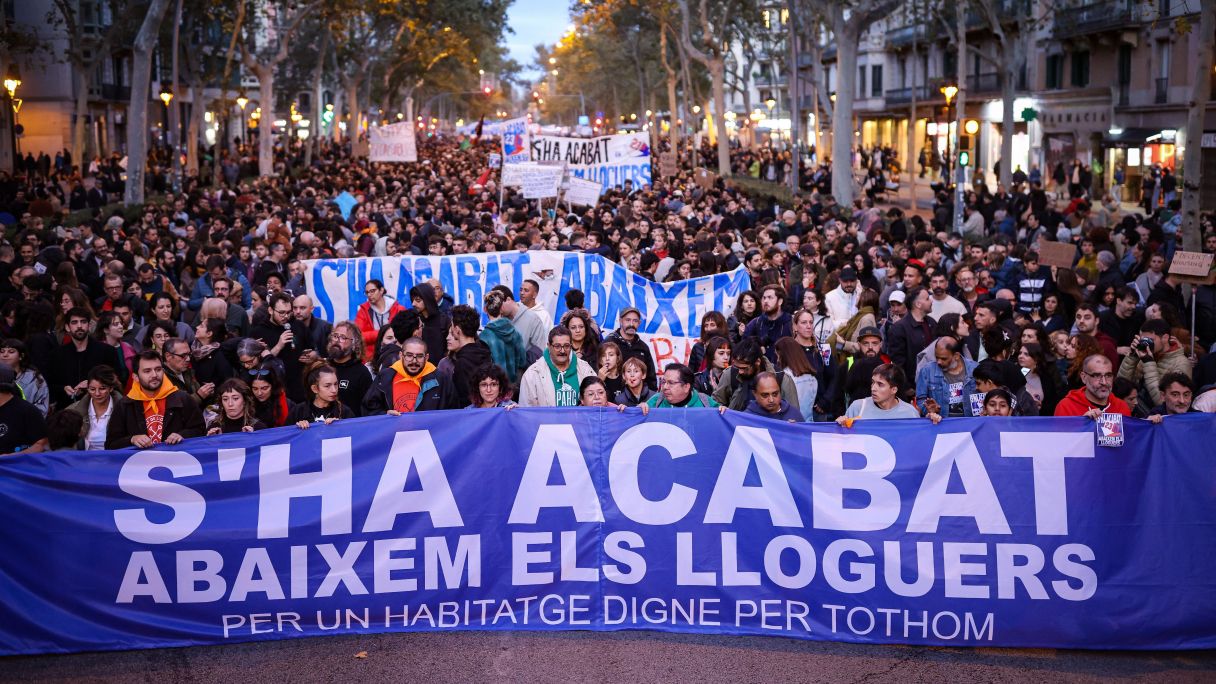 Capçalera de la manifestació a favor d'un habitatge digne 'S'ha acabat. Abaixem els lloguers' a Barcelona| ACN