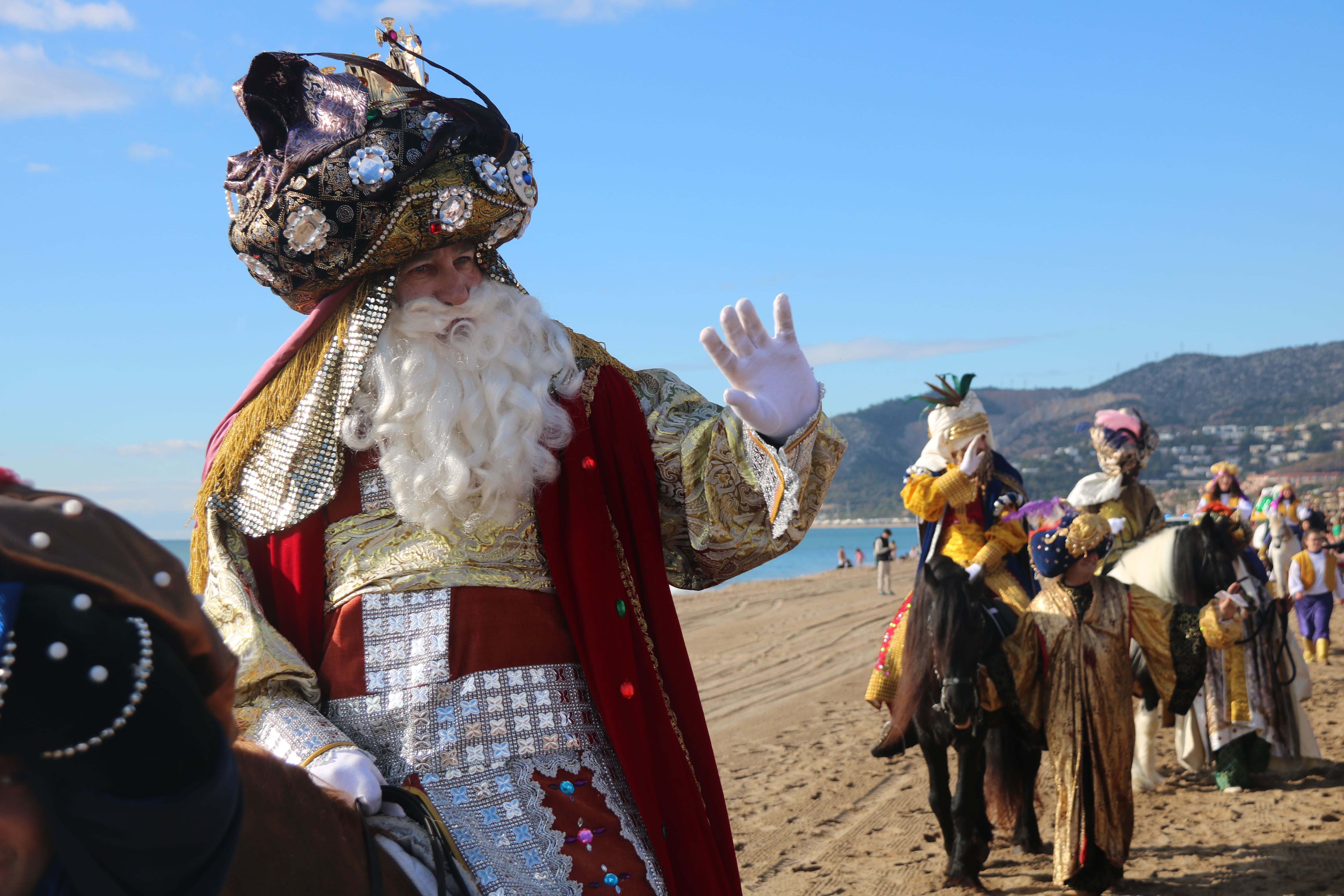 L’arribada dels Reis d’Orient a la platja de Castelldefels | ACN