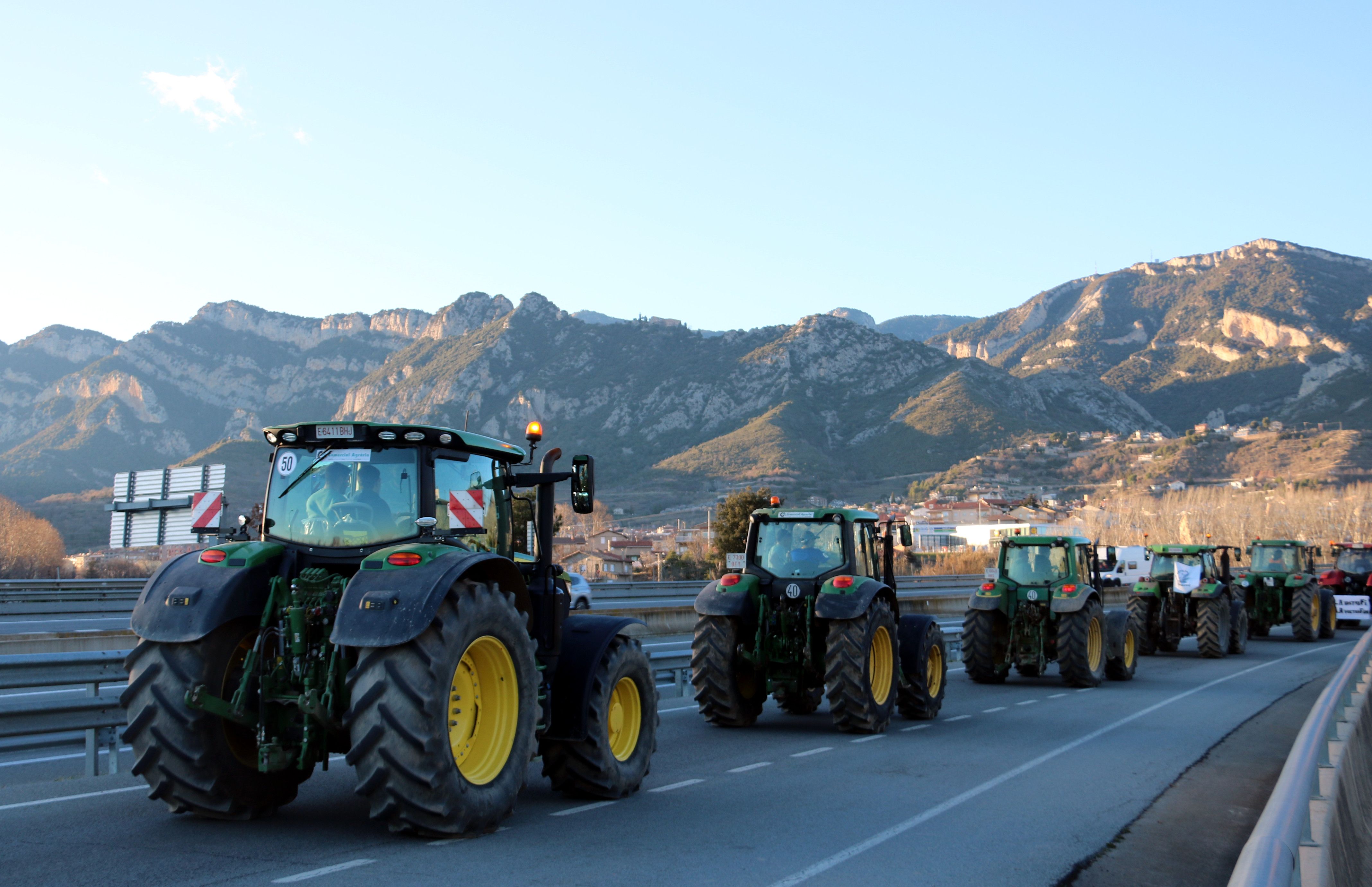 Marxa lenta de tractors a Berga durant el febrer de 2024 | ACN