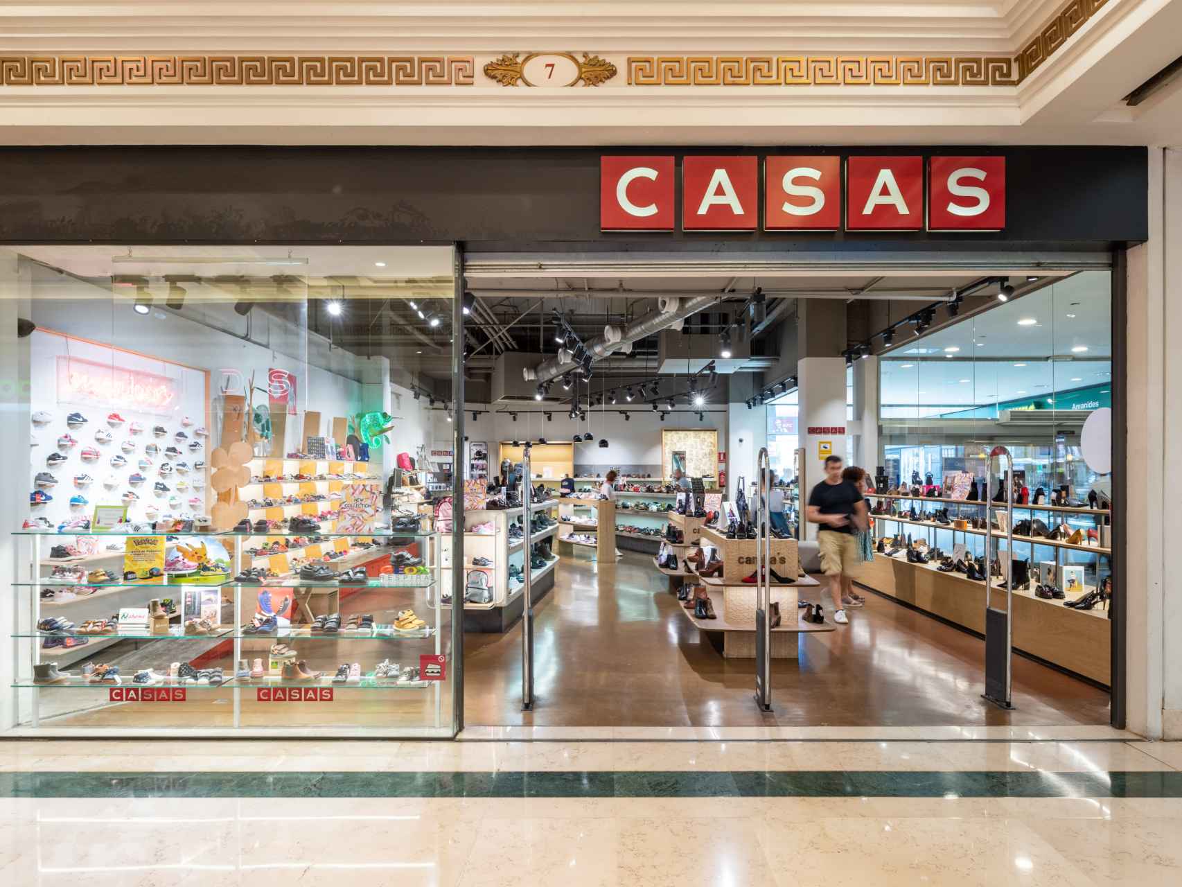 Calzados Lamolla es propietaria de las tiendas Casas