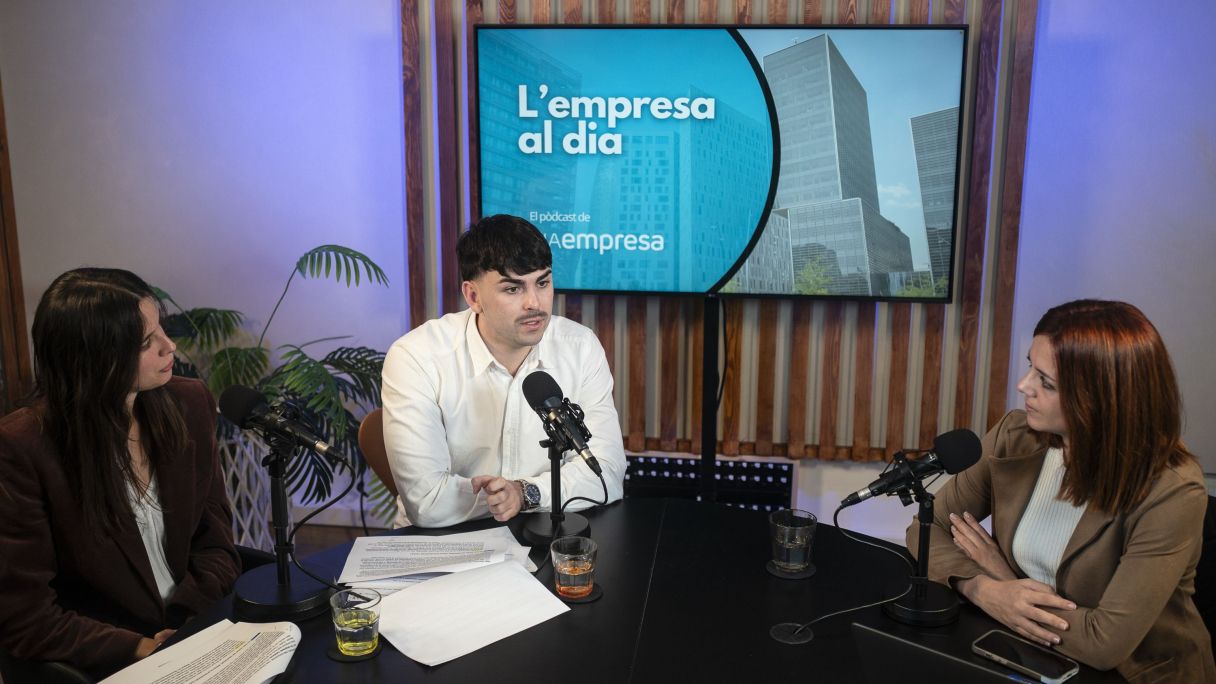  Gemma Fontseca, Carlos Rojas i Elena Busquets, durante lo pòdcast 'El empresa al día' | Mireia Comas