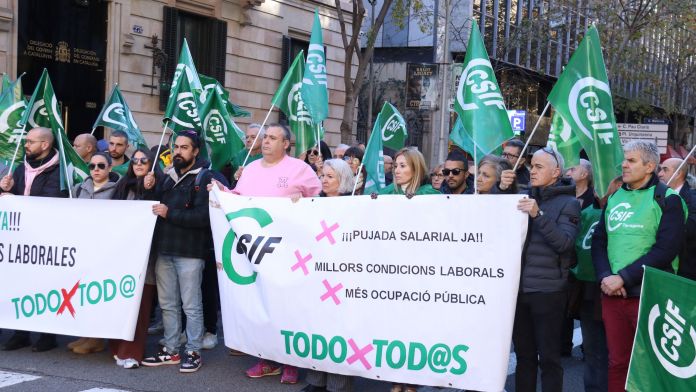 Una seixantena de funcionaris i delegats sindicals s’han manifestat al centre de Barcelona | ACN