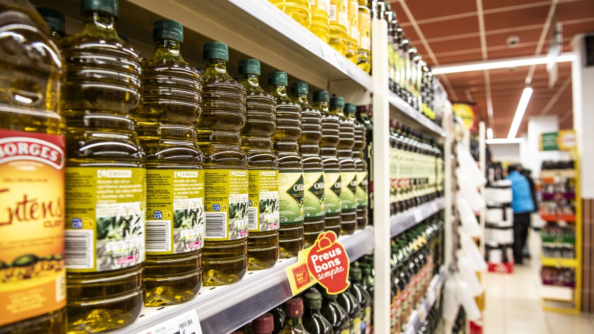 Les etiquetes grogues de Preus Bons Sempre en els lineals del supermercat