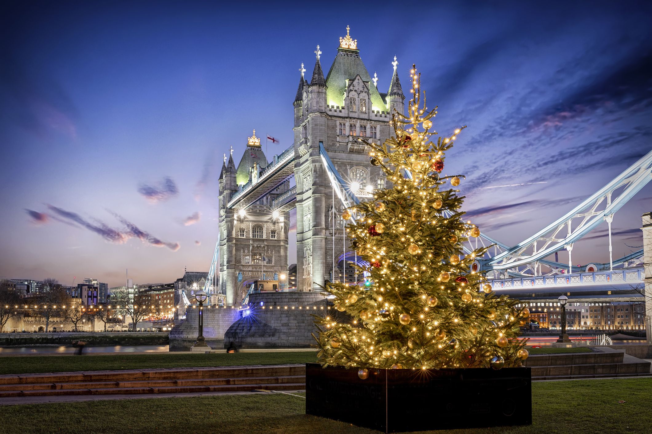 Árbol de Navidad iluminado delante del Tower Bridge de Londres | iStock