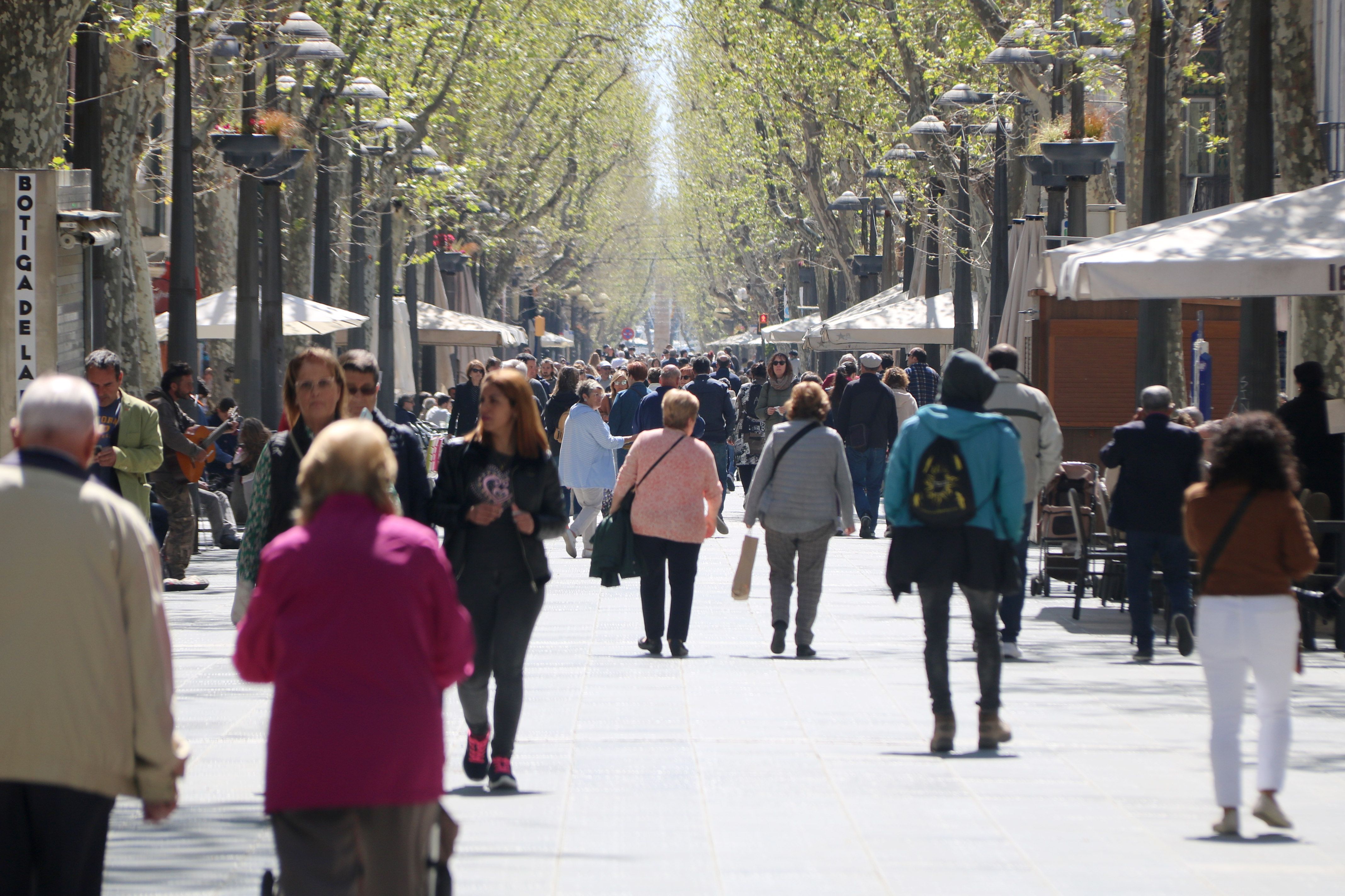 La Rambla Principal de Vilanova i la Geltrú, plena de gent passejant | ACN