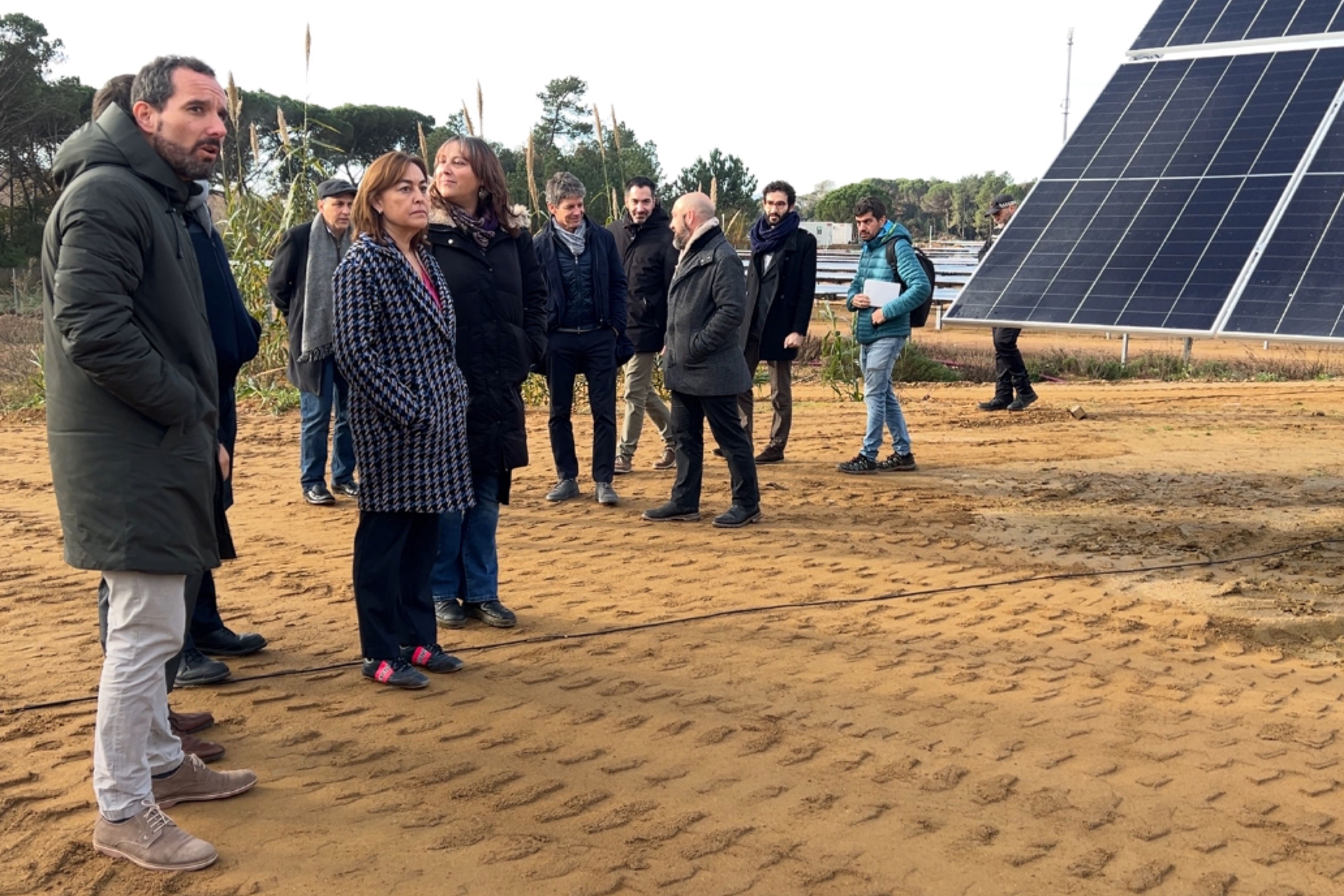 La consellera de Territorio, Vivienda y Transición Ecológica, Sílvia Paneque, visitando la primera planta fotovoltaica titularidad de L'Energètica | ACN