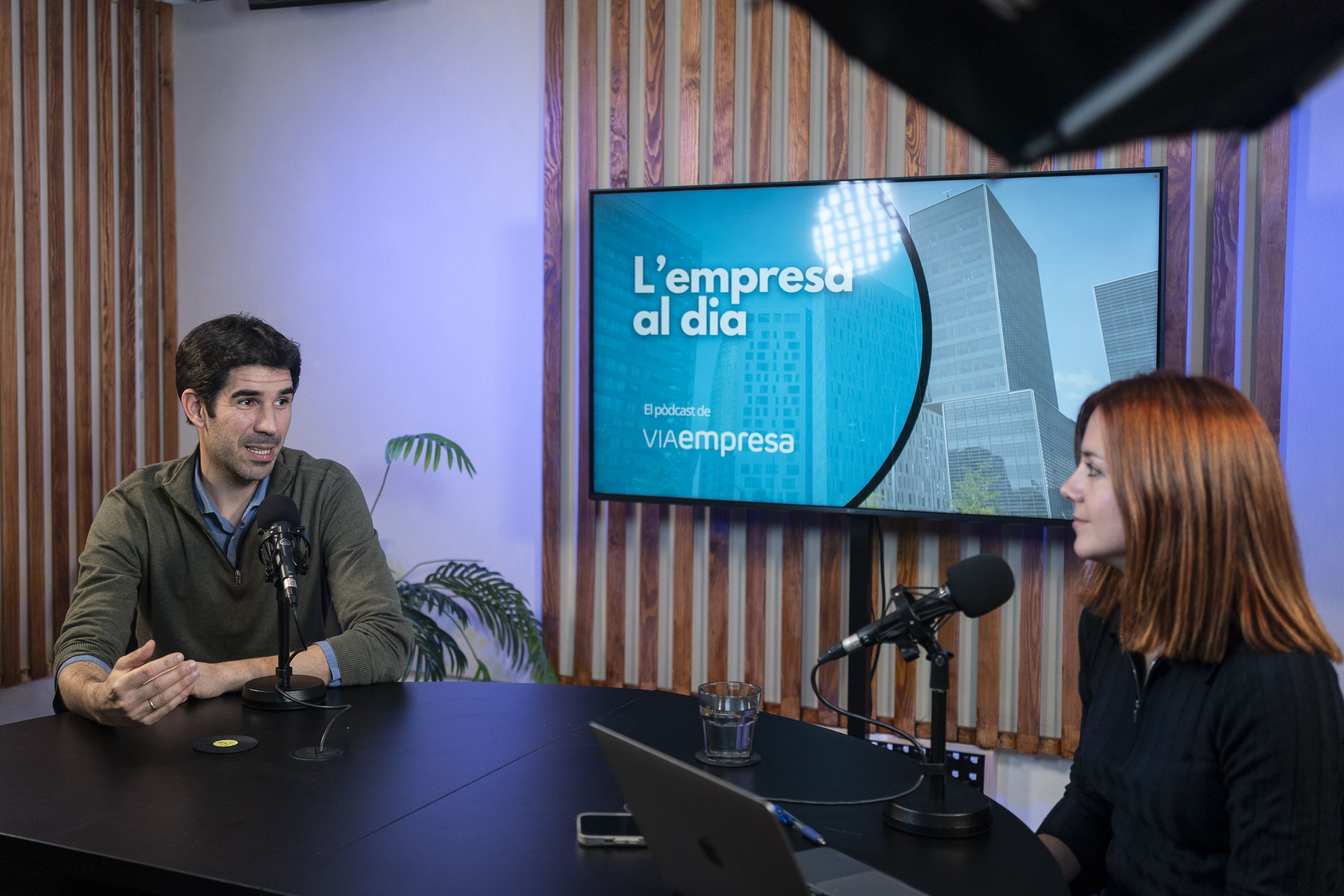 Eduard Alcaraz, fundador de Felicicat, y Elena Busquets, directora de 'VIA Empresa' durante la grabación del 17º episodio de 'L'empresa al dia' | Mireia Comas