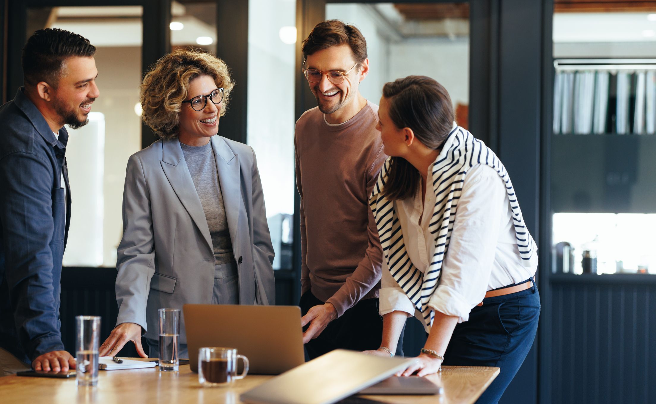 Trabajadores felices en su oficina | iStock