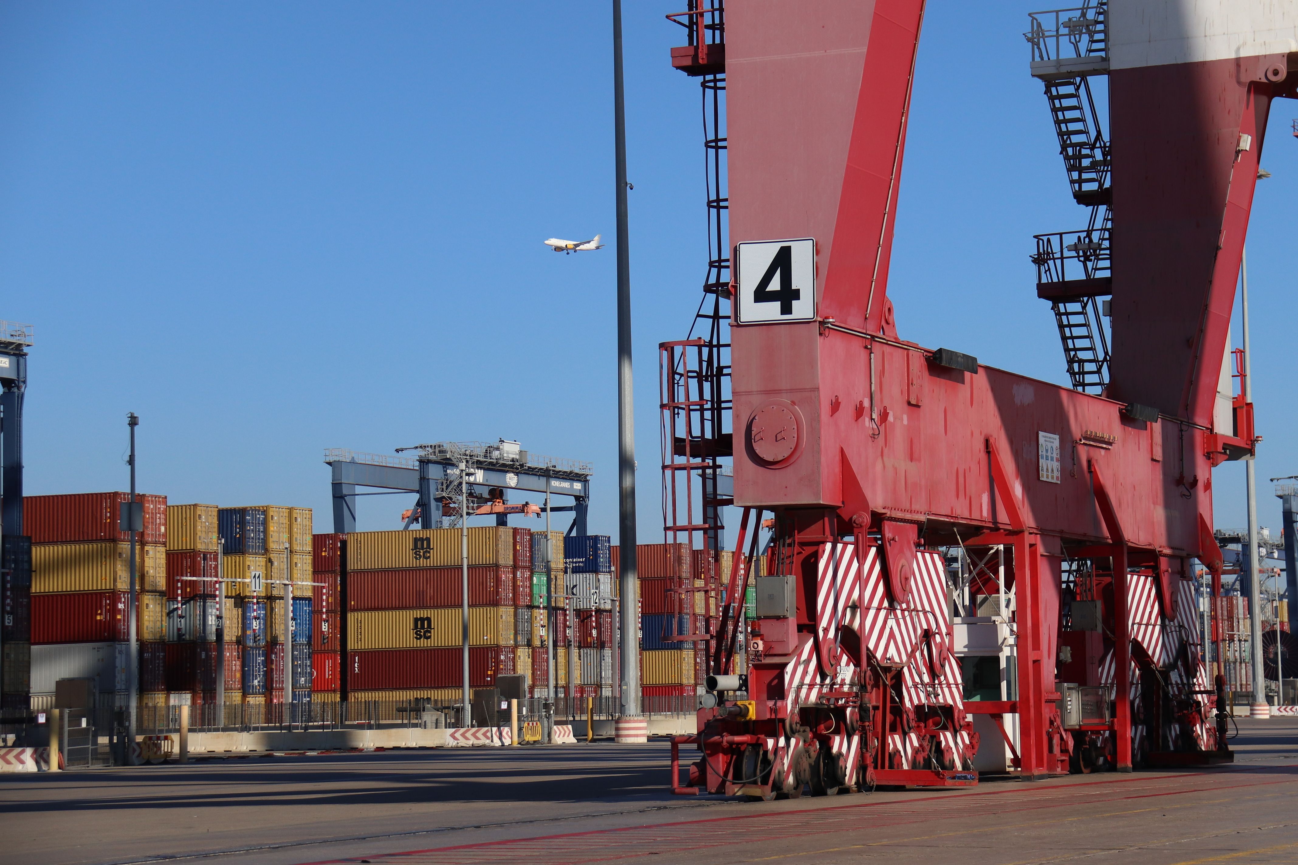 Contenidors i grues de la terminal BEST del Port de Barcelona | ACN