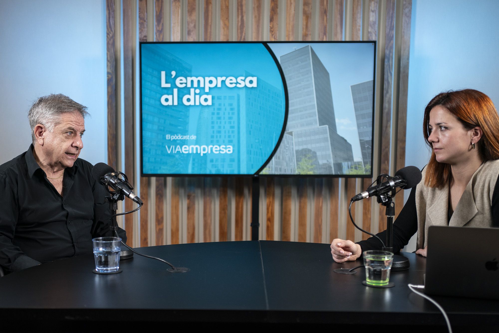 Marcos Urarte, consultor estratègic internacional, i Elena Busquets, directora de VIA Empresa, durant el pòdcast de 'L'empresa al dia' | Mireia Comas