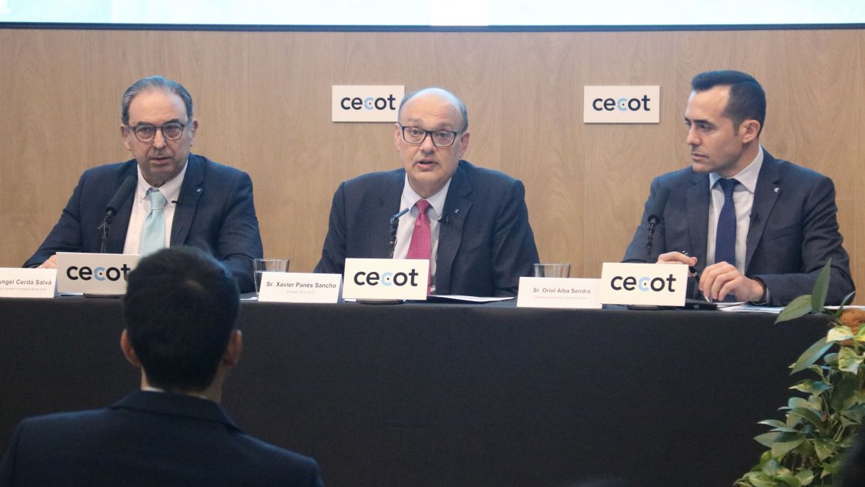 El president de la Comissió d'Indústria de Cecot, Miquel Àngel Cerdà; el president, Xavier Panés, i el secretari general, Oriol Alba a la trobada anual amb els mitjans de comunicació | ACN