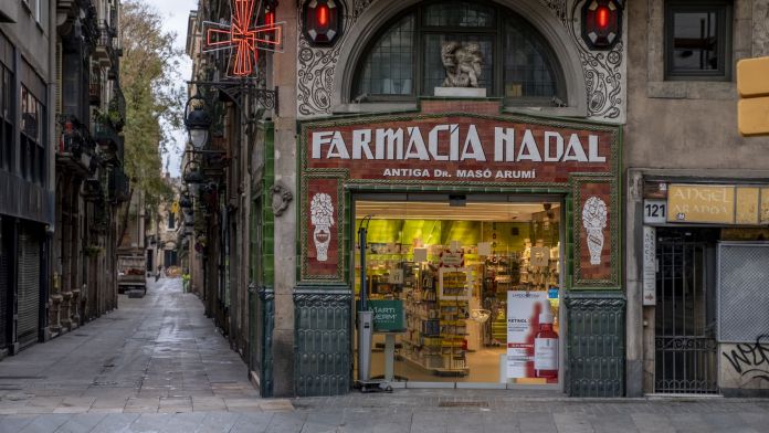 A Barcelona hi ha 2.368 farmàcies | iStock