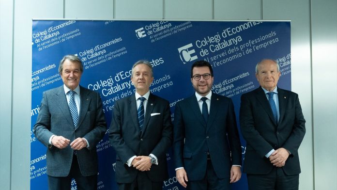 Els expresidents de la Generalitat Artur Mas, Pere Aragonès i José Montilla, amb el degà del Col·legi d'Economistes de Catalunya, Carlos Puig de Travy | EP