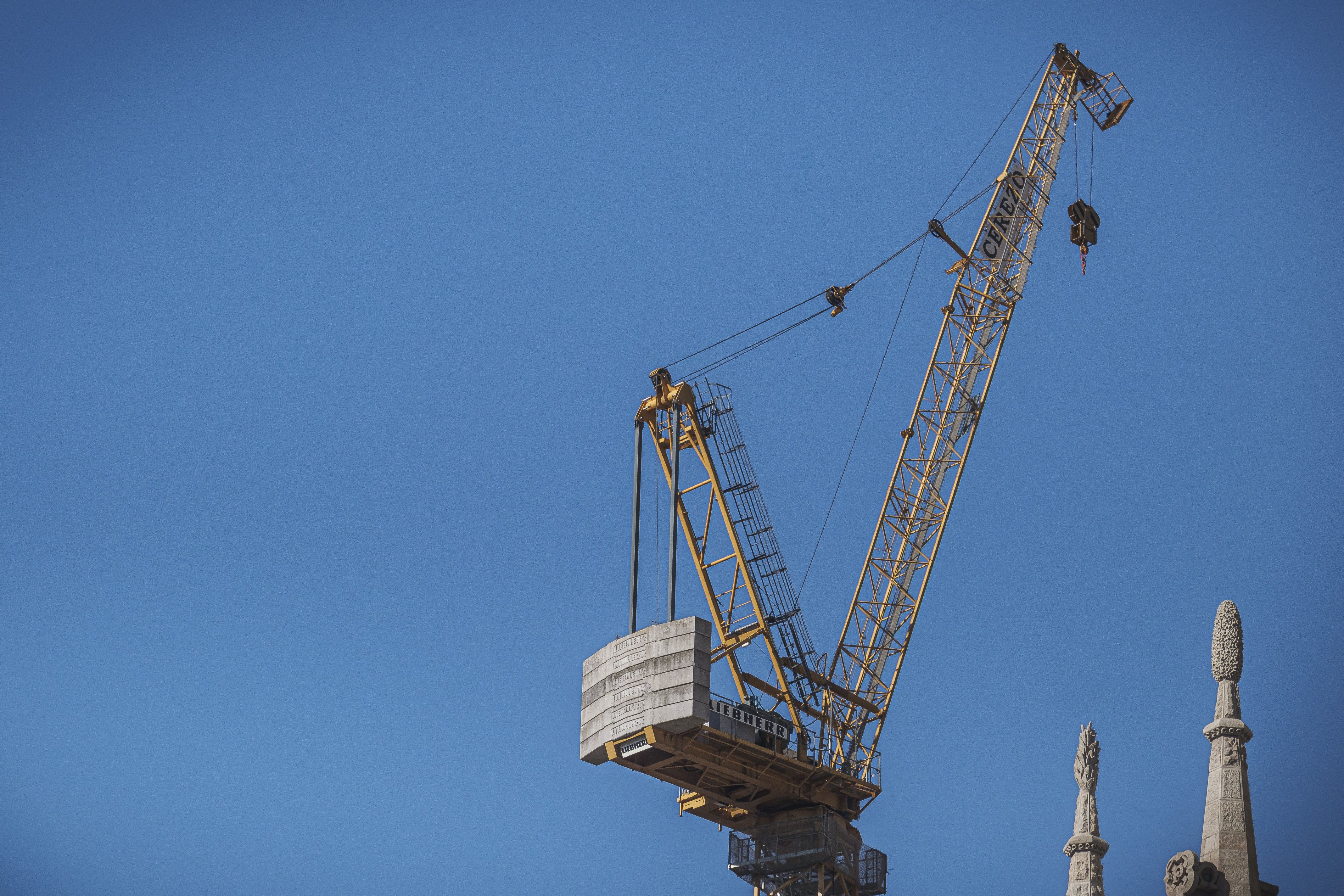 Una grua treballa en una construcció | ACN