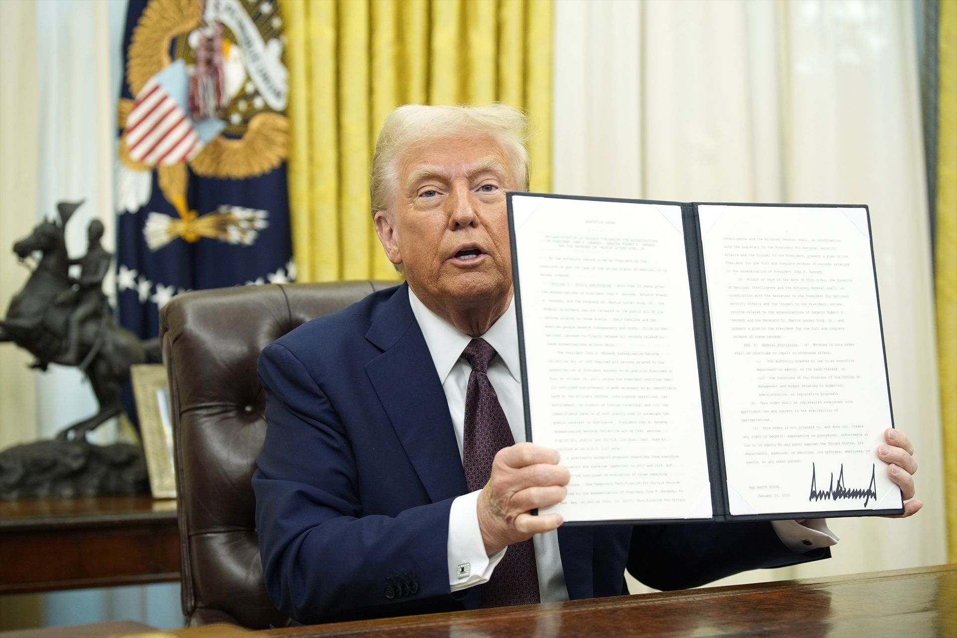 Donald Trump firmando varias órdenes ejecutivas | Europa Press