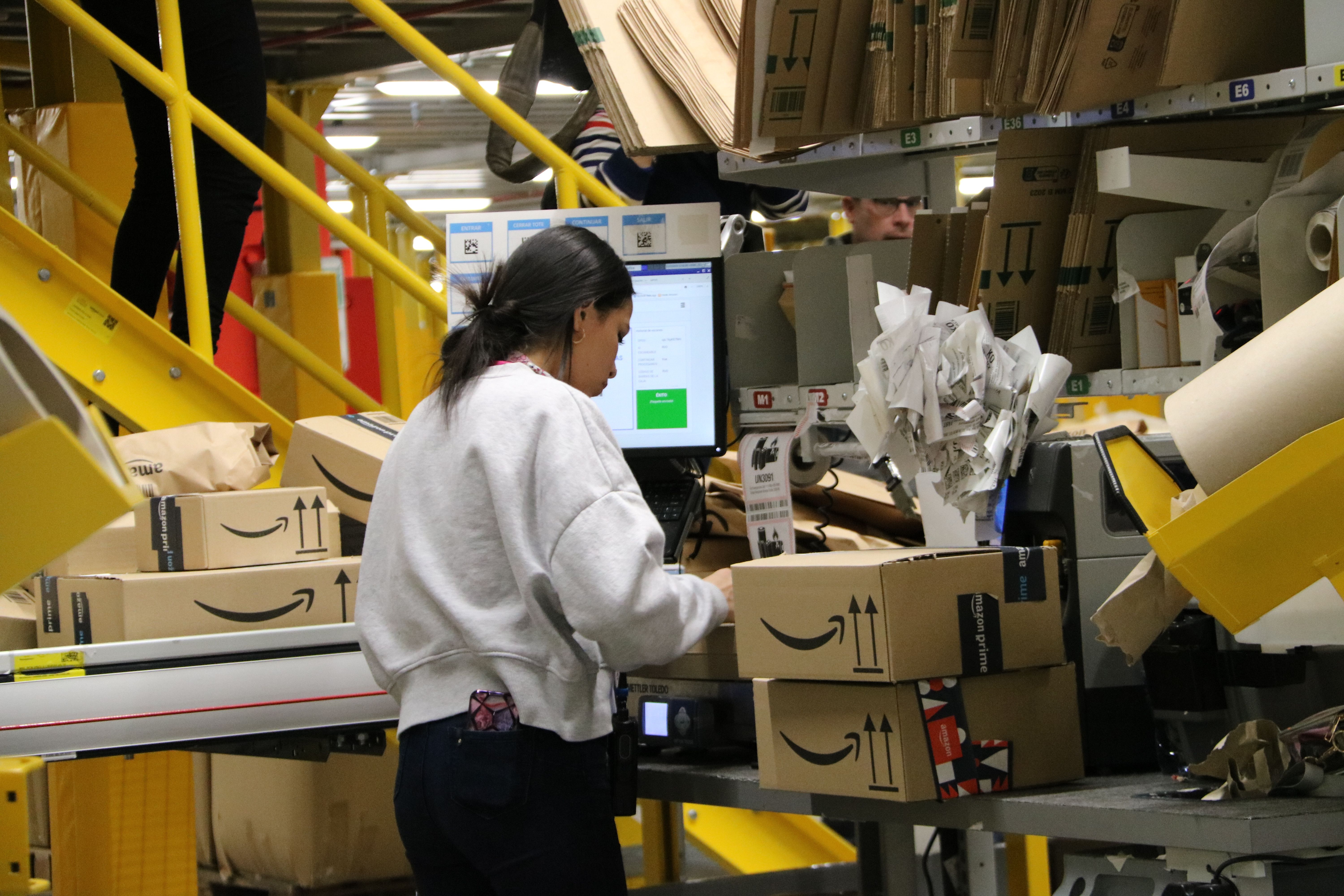 Una trabajadora del centro logístico Amazon en el Far | ACN