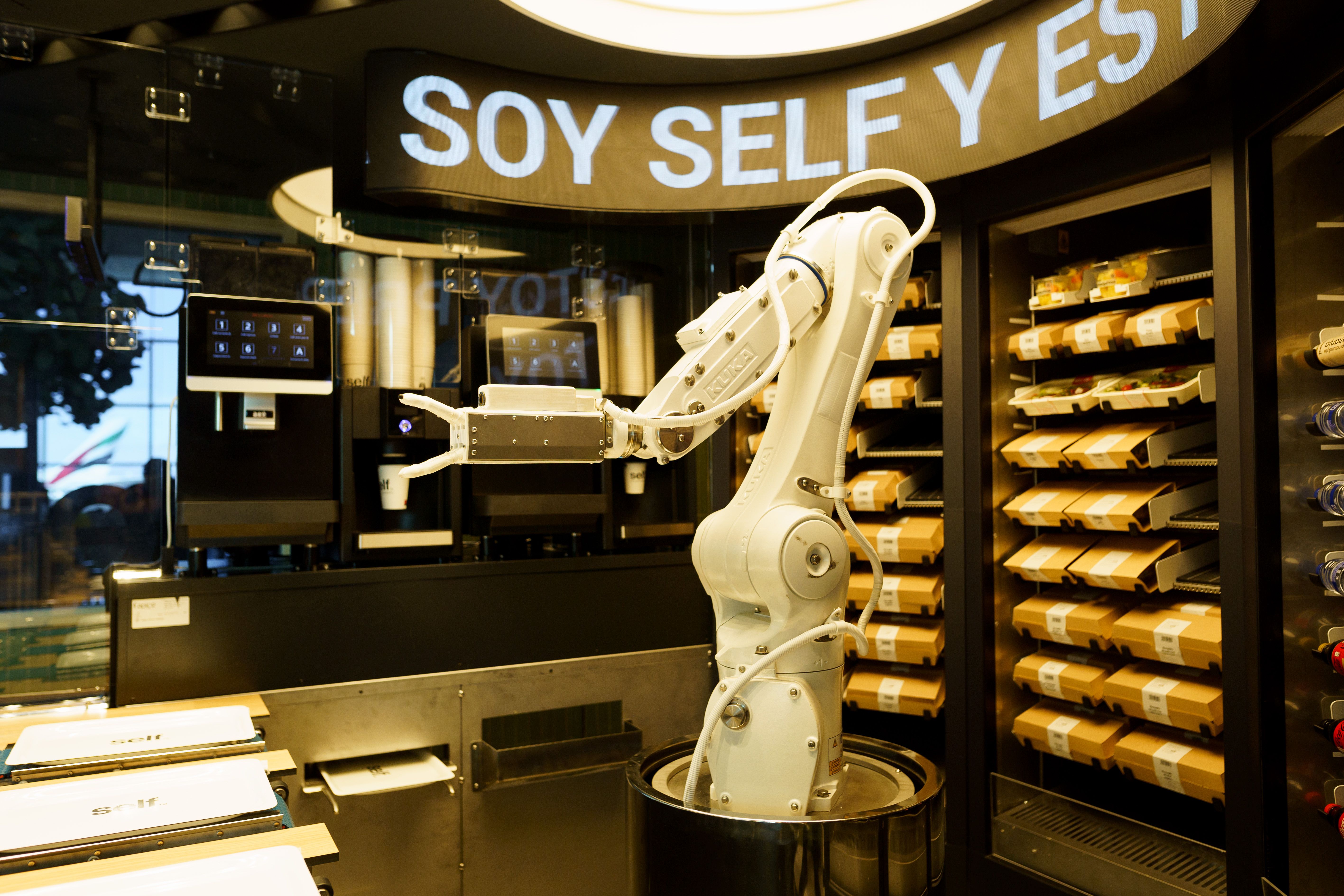 El robot Self en el primer restaurant robotitzat en un aeroport a escala mundial | Cedida